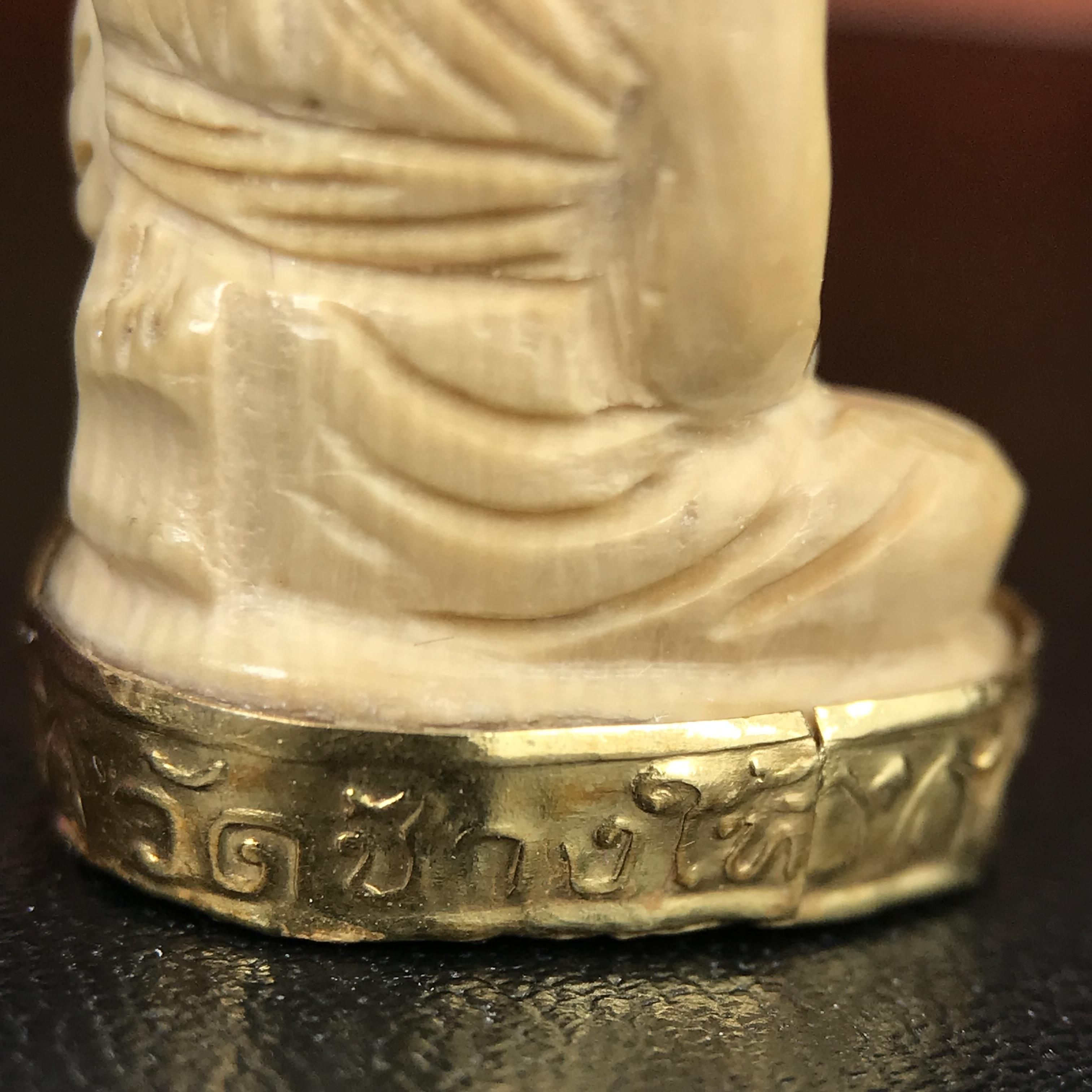 สมเด็จหลวงพ่อทวด รุ่นคชสารหมื่นปี (ศิลปาชีพ) วัดช้างให้ ปี 2541โดยมีท่าน อ.นอง วัดทรายขาว เป็นเจ้าพิธี และมีเกจิร่วมปลุกเสก 108 รูป บรรจุผงว่านเก่าและดินกากยายักษ์(พิมพ์ลอยองค์ฐานทองคำโค๊ตทองคำ)พร้อมกล่องบรรจุและใบรับรองเดิมครบ นิยมหายาก