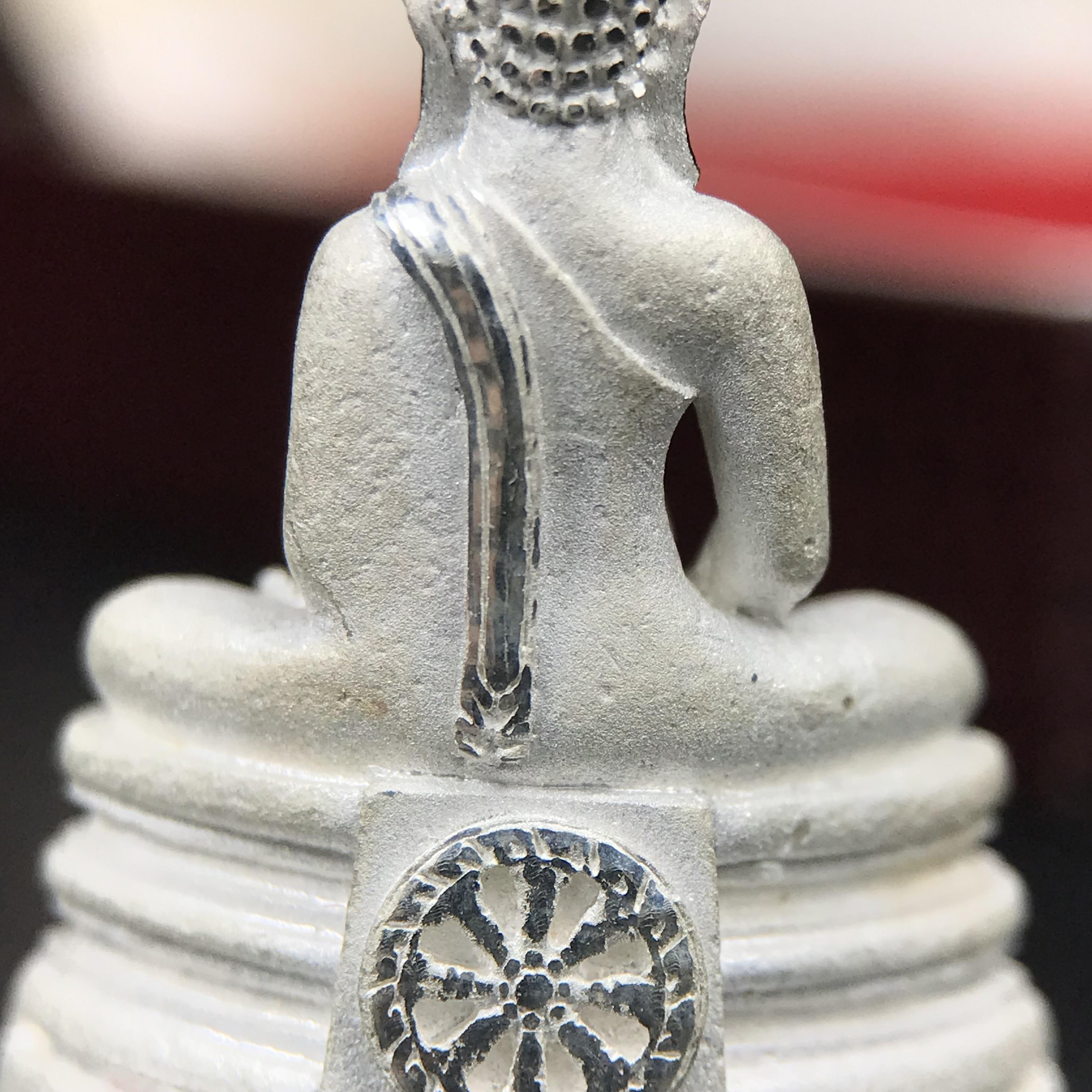 พระพุทธโสธร(หลวงพ่อโสธร) รุ่นสร้างอุโบสถ ปี2539 เนื้อเงินทรายนวลขัดเงาบางส่วน ลอยองค์พิมพ์ใหญ่ สภาพสวยกล่องบรรจุเดิมครบสมบูรณ์(งานแพรนด้า จิวเวลรี่)สวยงดงาม