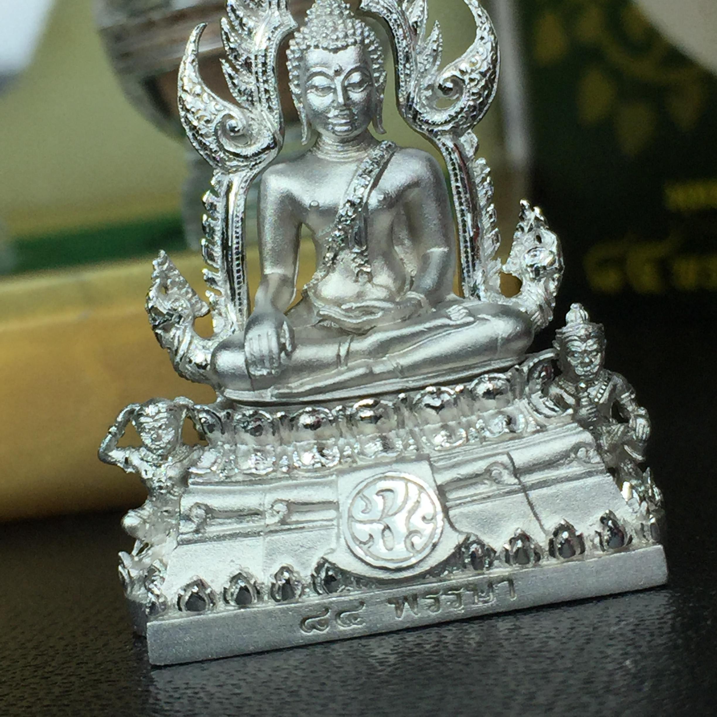 พระพุทธชินราช(จำลอง) ภปร. 84 พรรษา เนื้อเงินชุบทองคำขาว พิมพ์กลางขนาดหน้าตัก 1/2 นิ้ว(1ใน5000องค์) )(พระราชทานมวลสาร จิตรลดาและเส้นพระเจ้า(เส้นผม)รัชกาลที่9)