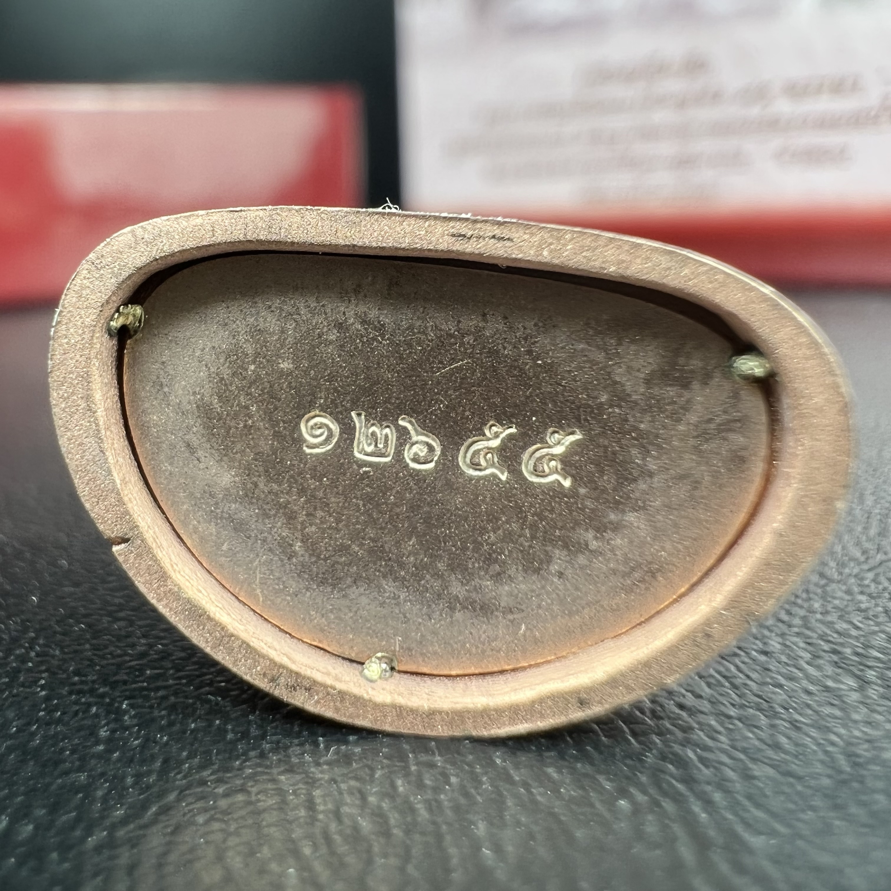 พระแก้วมรกต ภปร.(รุ่นแรก) ปี2545 รุ่นฉลองกรุงรัตนโกสินทร์ครบ 220 ปี พิมพ์ลอยองค์ใหญ่ เนื้อเงินบริสุทธิ์ 92.5% (สามกษัตริย์) ขนาด 19*35 มม. พร้อมกล่องบรรจุดิม สวยครบสมบูรณ์