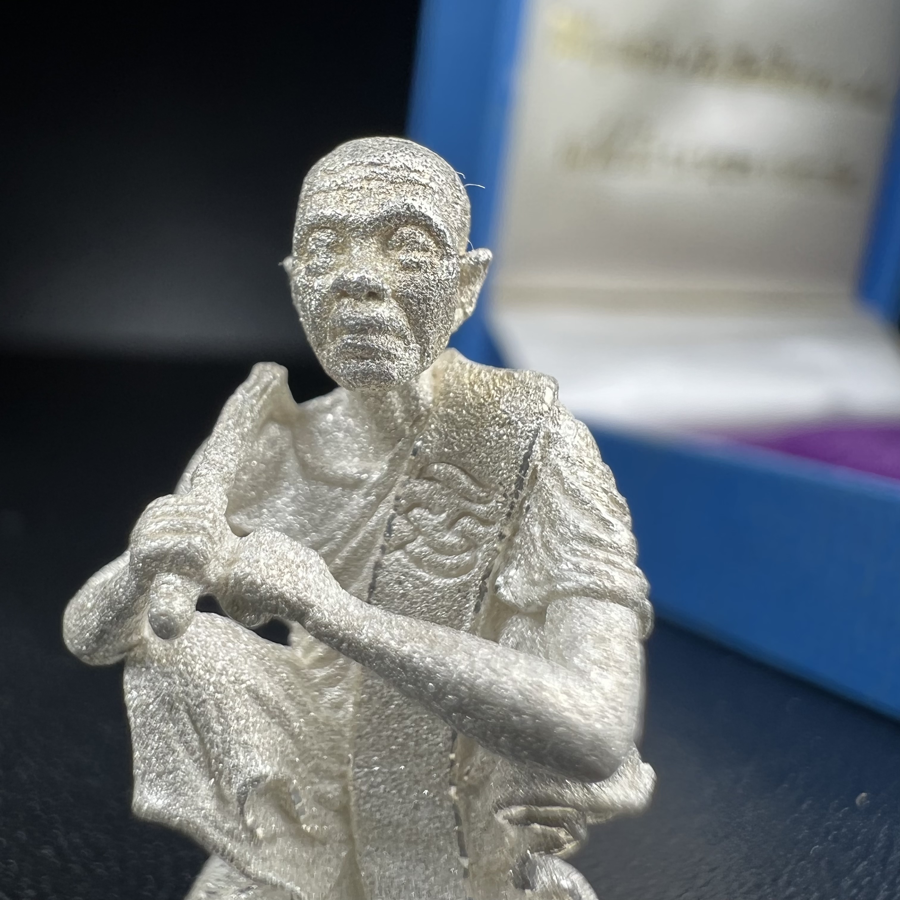 รูปหล่อหลวงพ่อคูณ รุ่นลาภ ยศ ทวีคูณ ปี2538 เนื้อเงินพ่นทรายประกายเพชร พร้อมกล่องบรรจุเดิมครบ(สภาพสวยเดิม นิยม)