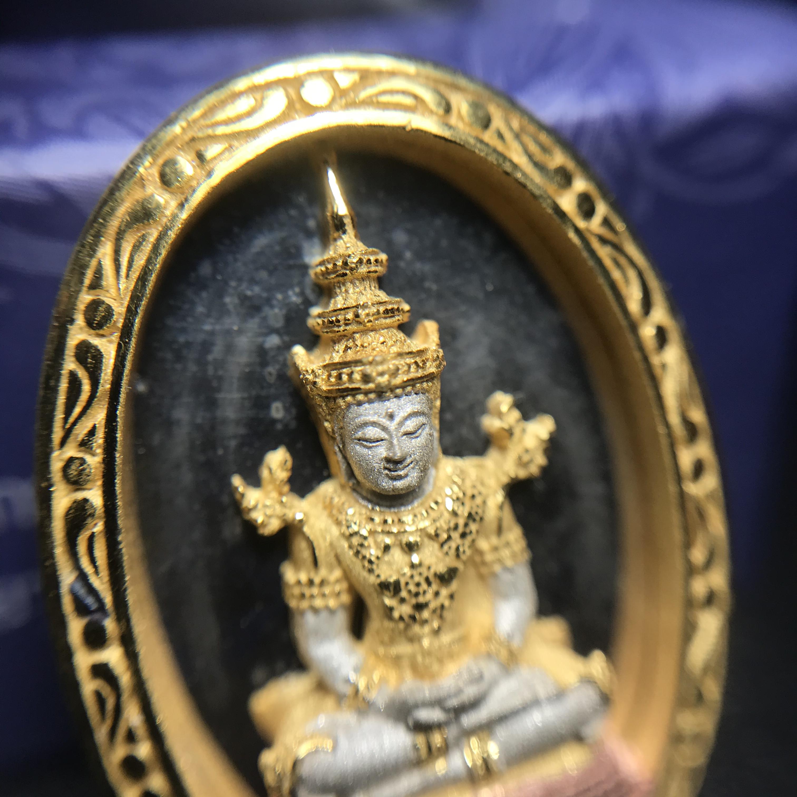 พระแก้วมรกต ภปร. ปี2547 จัดสร้างโดย รพ.ภูมิพลฯ เนื้อเงิน(3 กษัตริย์)เหรียญทรงกลมรี(1ใน3000องค์)