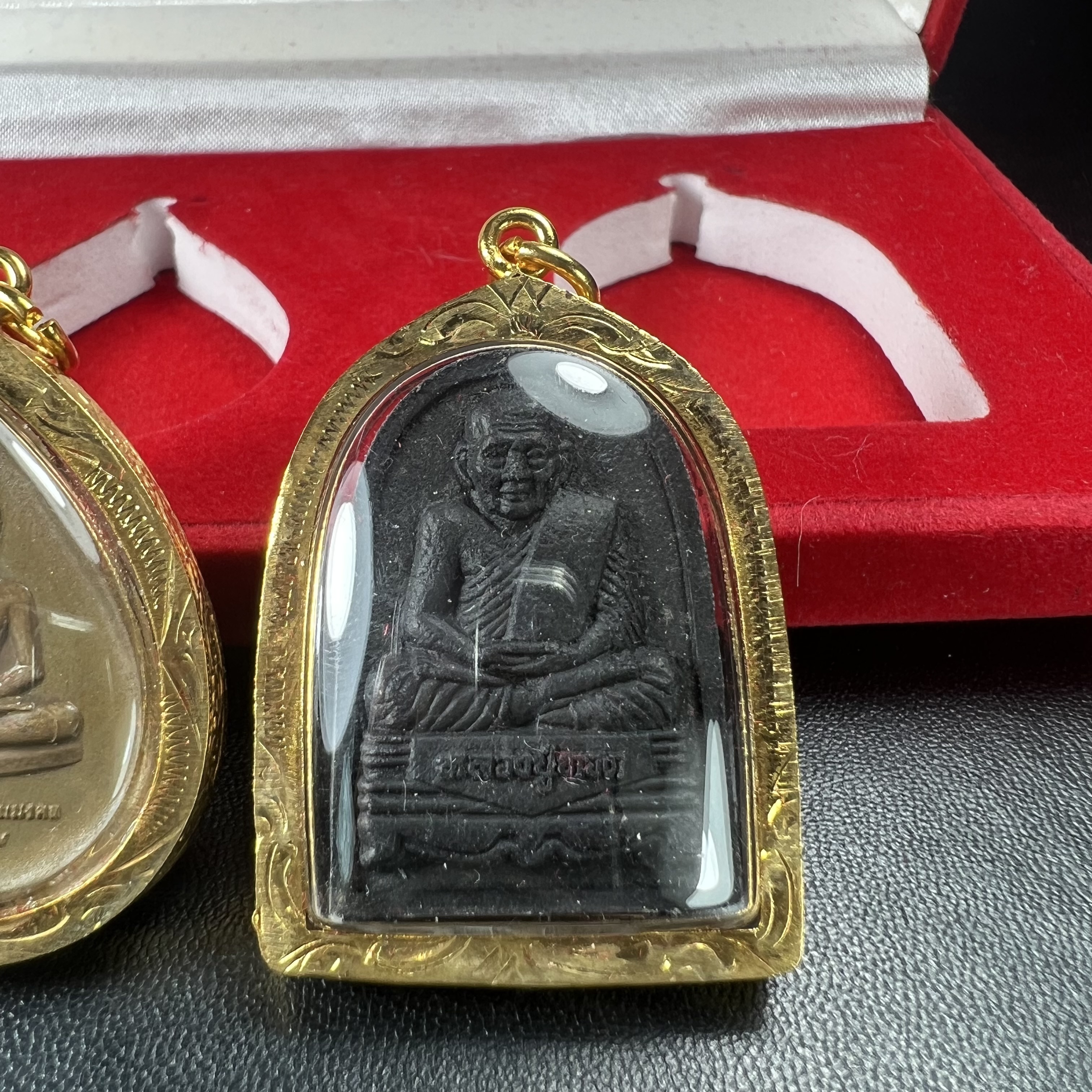 พระชุดของขวัญ 3 องค์ พระหลวงปู่ทวด ภปร. ทรงกลีบบัวและกลีบขนุนพร้อมเหรียญพระพุทธสิงหธรรมมงคล ปี 2547 (ชนวนเก่า)เนื้อว่านด้านหลังมี ภปร. เป็นโลหะผสมสูง 3.3ซม.พิธีใหญ่ มวลสารดี ปลุกเสกวัดพระแก้ว(งานเลี่ยมกรอบเดิมจากผู้จัดสร้างห่อหุ้มด้วยทองนพเกล้า)