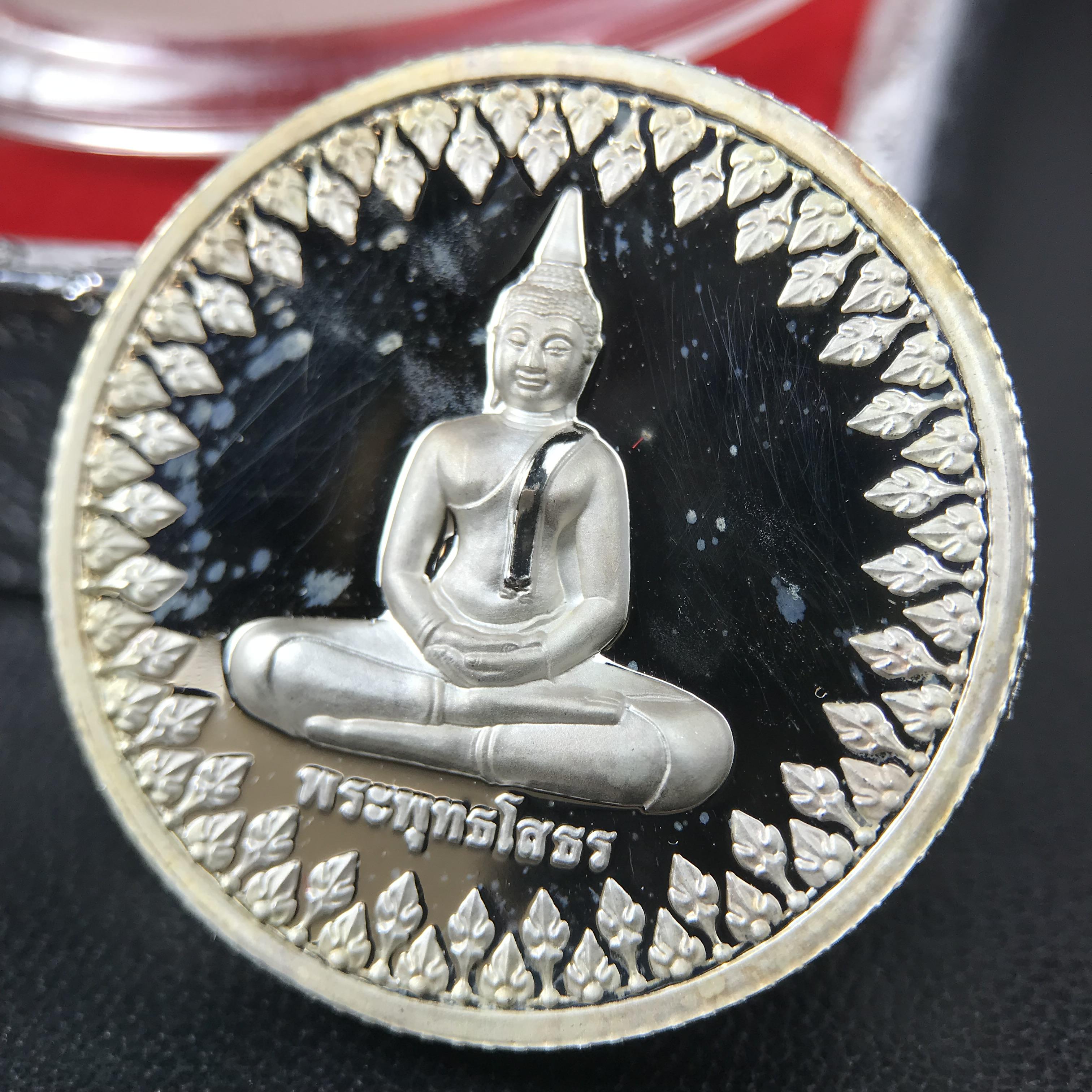 เหรียญพระพุทธโสธร ตราสัญลักษณ์ ภปร. รุ่นสมโภชน์พระอุโบสถเฉลิมพระเกียรติ วัดโสธรวรารามวรวิหาร เฉลิมพระเกียรติ ร.9 เจริญพระชนมายุ 80 พรรษา ปี2550 เนื้อเงินนอก(99%)ขัดเงาพ่นทราย ขนาด 28 มม. มีโค๊ดหมายเลขกำกับ สวยๆเดิมๆ พร้อมกล่องเดิมจากวัด และใบรับรองการผลิต