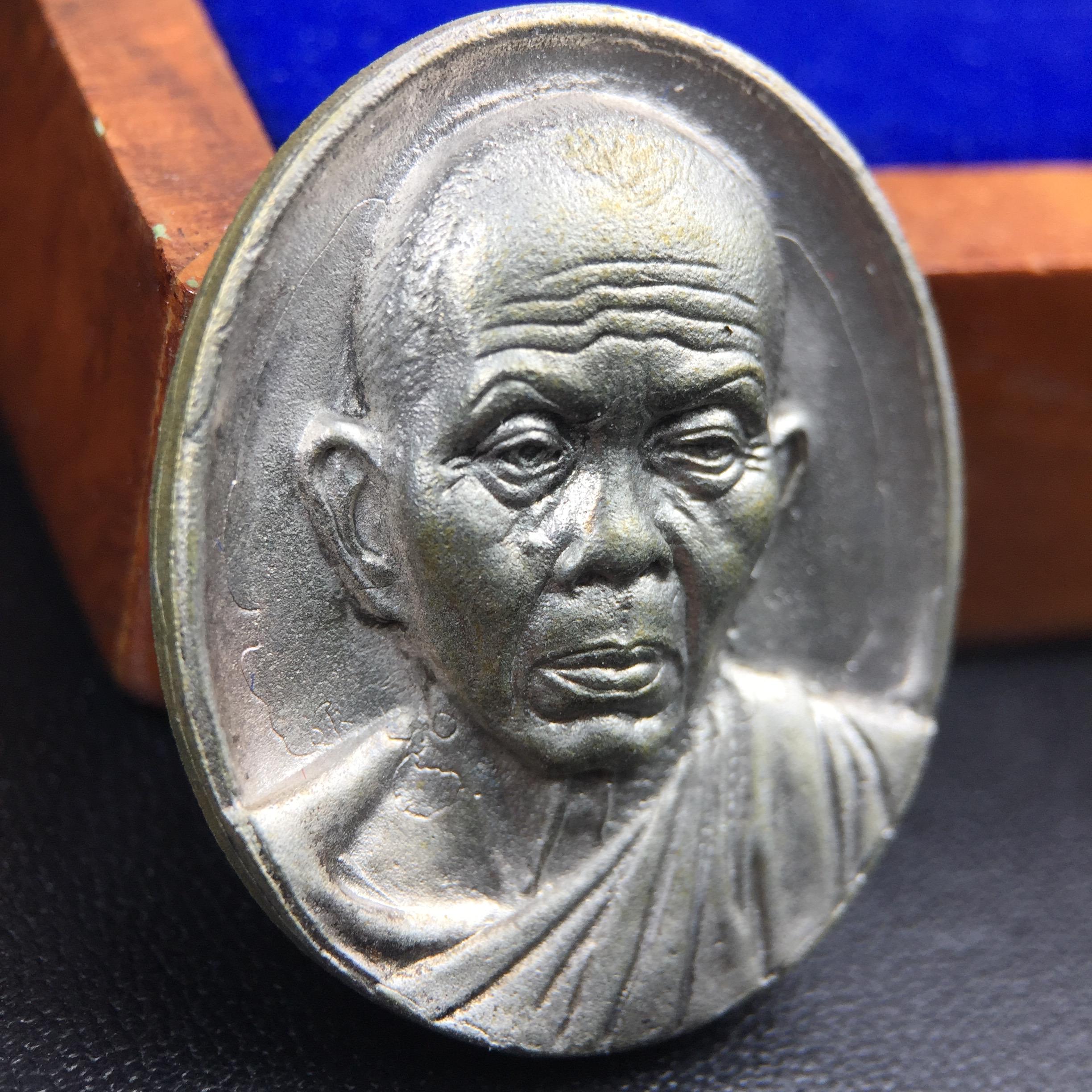 เหรียญรูปเหมือนพระญาณวิทยาคมเถร (หลวงพ่อคูณ ปริสุทโธ)ชุดกาญจนาภิเษกครองราชย์ครบ 50 ปี วัดบวรนิเวศวิหาร ปี 2538 เหรียญหล่อเนื้อนวโลหะ(พิเศษกรรมการมีรอยจาร ตอกโค๊ดหมายเลข ๑๗๘)(หายากพบเจอน้อยมาก)(พร้อมกล่องบรรจุเดิมลายไม้สีน้ำตาลมีตรากาญจนา) พิธีใหญ่