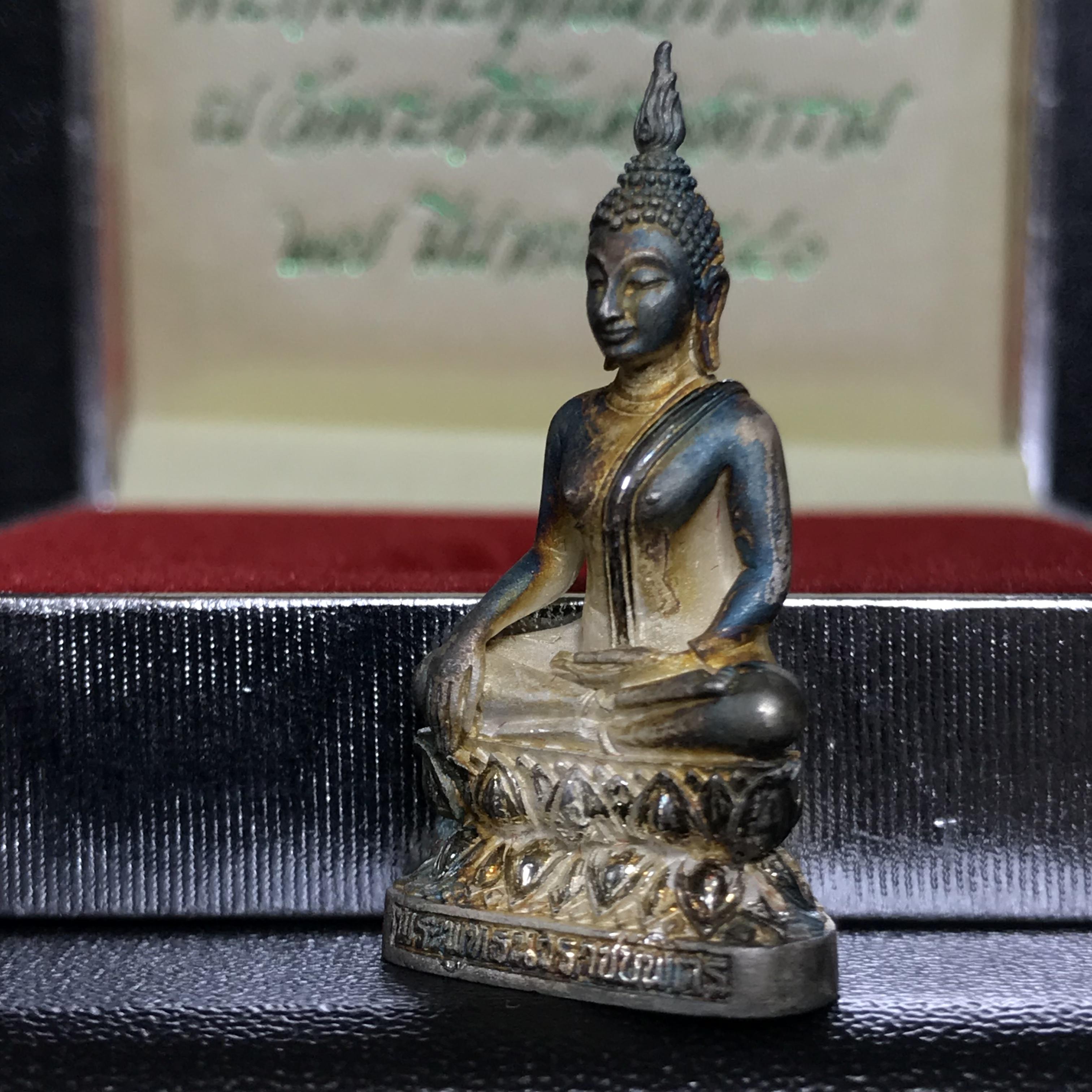 พระกริ่งพระพุทธนวราชบพิตร ครองสิริราชสมบัติครบ 50 ปี พ.ศ.2540 เนื้อเงินผิวเดิมๆขึ้นสีรุ้งแบบนิยม(หายาก)