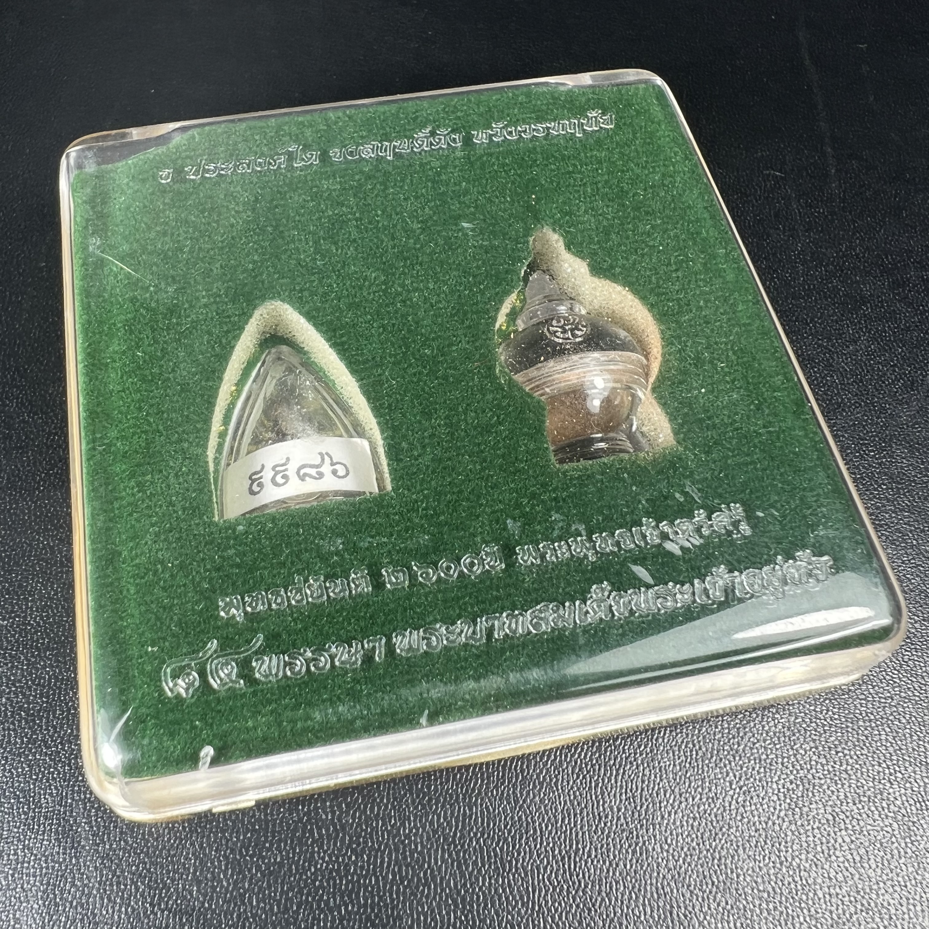 พระพุทธชินราช(จำลอง) ภปร. 84 พรรษา เนื้อเงินชุบทองคำขาว พิมพ์เล็กขนาดหน้าตัก 1/4 นิ้ว (สภาพผิวเดิมสวย ขึ้นสีรุ้งธรรมชาติ แบบนิยม)(พระราชทานมวลสาร จิตรลดาและเส้นพระเจ้า(เส้นผม))พุทธศิลป์ทรงคุณค่าอีกหนึ่งรุ่นยอดนิยม