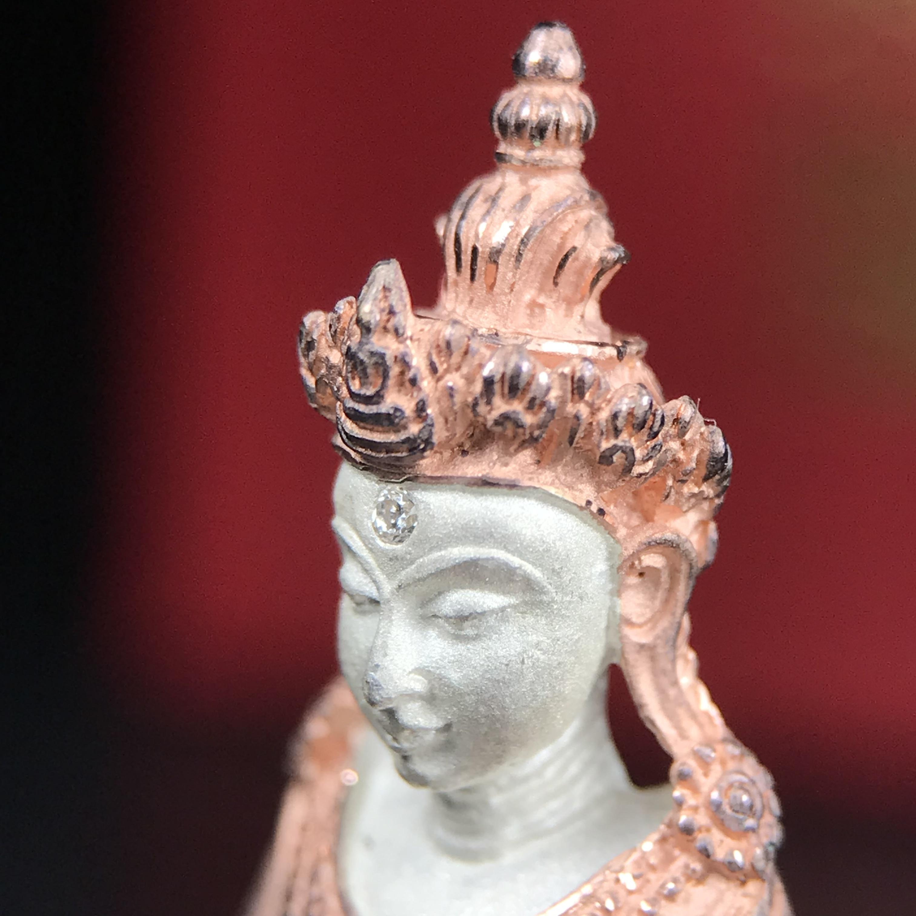 พระกริ่งอวโลกิเตศวร ( เจ้าแม่กวนอิม ) วัดโพธิ์แมนคุณาราม รุ่นอุดมโภคทรัพย์ พ.ศ.2539 เนื้อเงิน 3 กษัตริย์ (องค์พิเศษกรรมการ ฝังเพชรตำแหน่งดวงตาที่สามกลางหน้าผาก 1 เม็ด)(อีกหนึ่งรุ่นยอดนิยม พุทธศิลป์สวยงดงาม)***องค์พิเศษกรรมการฝังเพชร พบเจอน้อยหายากมาก***