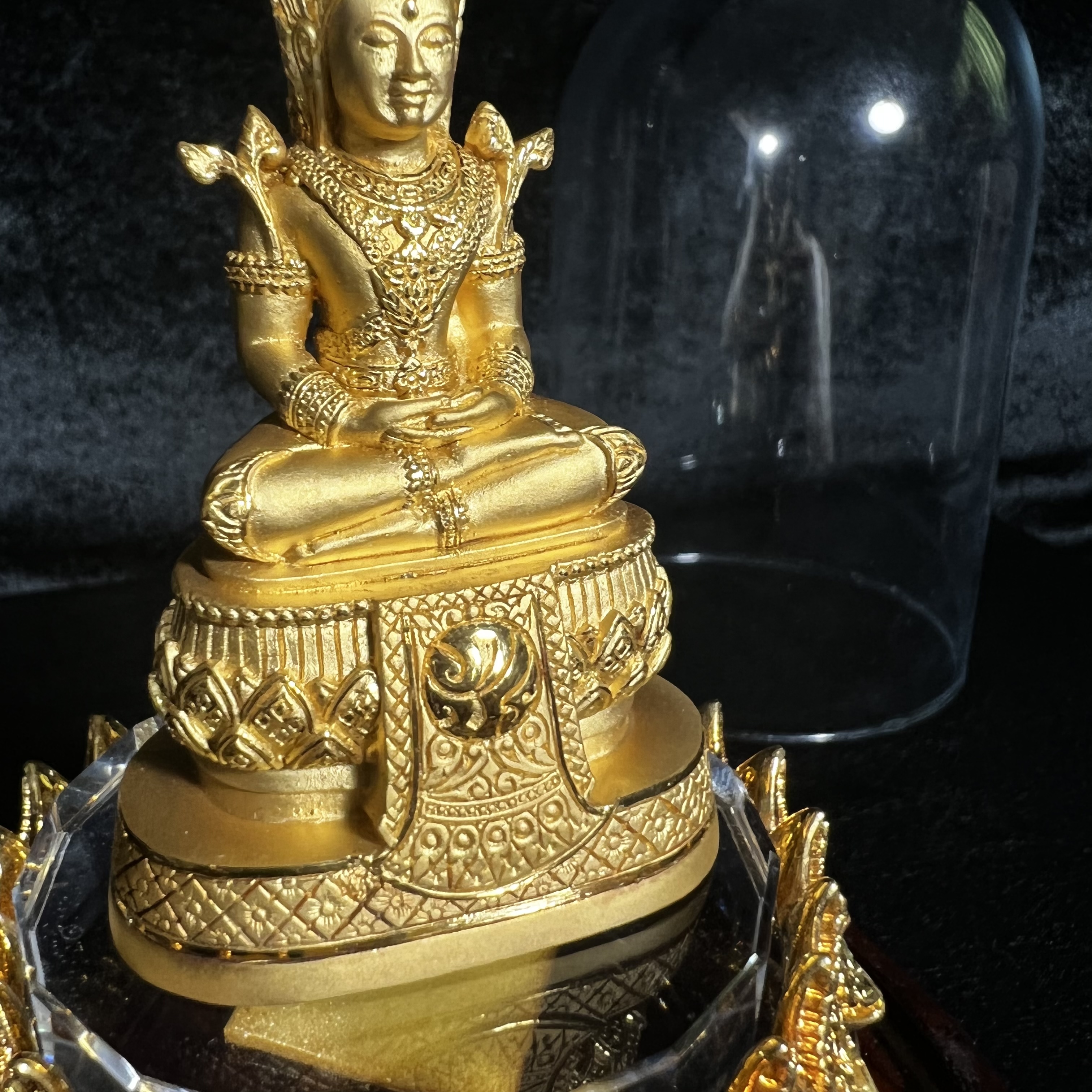 พระแก้วมรกต ภปร.(รุ่นแรก) ปี2545 รุ่นฉลองกรุงรัตนโกสินทร์ครบ 220 ปี หล่อลอยองค์ เนื้อทองคำบริสุทธิ์99.99% ขนาดบูชา 50*90 มม. พร้อมฐานวางครอบแก้วเดิม(สวยงามและหายากมาก)(1ใน1000องค์)