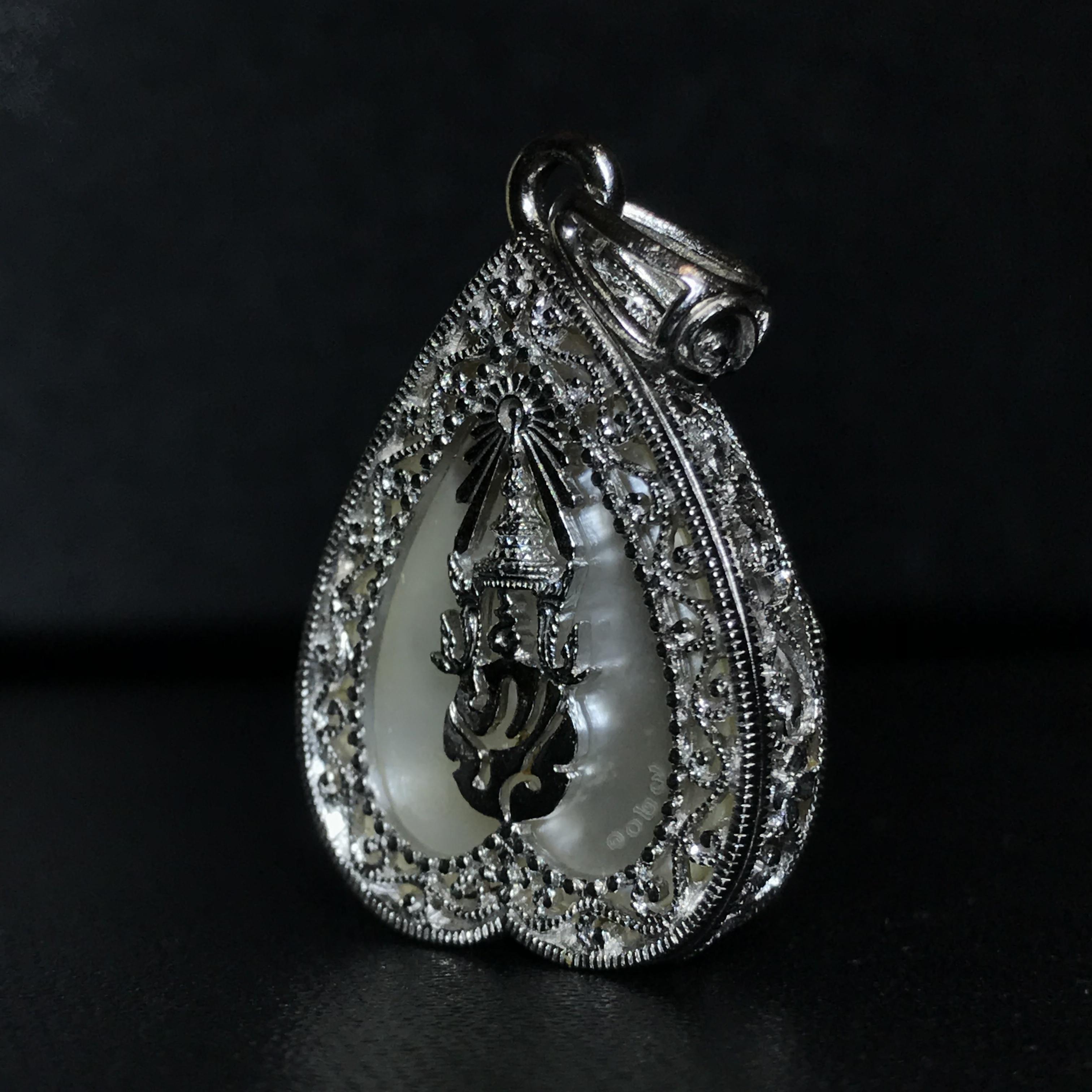 พระพุทธชินราช ภปร. โครงการ "เพราะแผ่นดินนี้ คือ แผ่นดินเกิด" ปี2548(รุ่นแรก) เหรียญทรงใบโพธิ์ ขนาด 21 x 29 มม. เนื้อเงินสามกษัตริย์