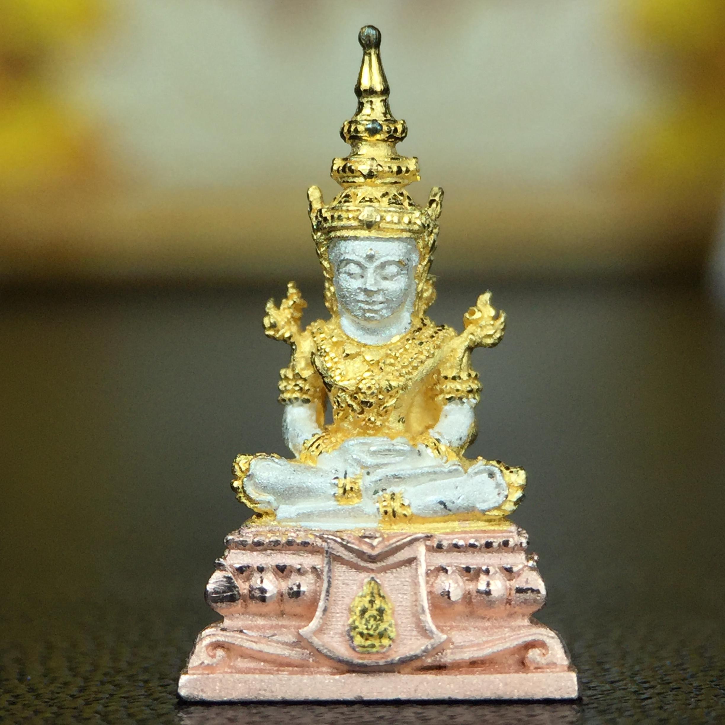 พระแก้วมรกต(จำลอง)ลอยองค์ ขนาดหน้าตัก 1/4 นิ้ว ทรงเครื่องฤดูร้อน เนื้อเงินสามกษัตริย์ ตราสัญลักษณ์ฉลองสิริราชสมบัติครบ 60 ปี พ.ศ.2549(สภาพสวย ครบ สมบูรณ์)