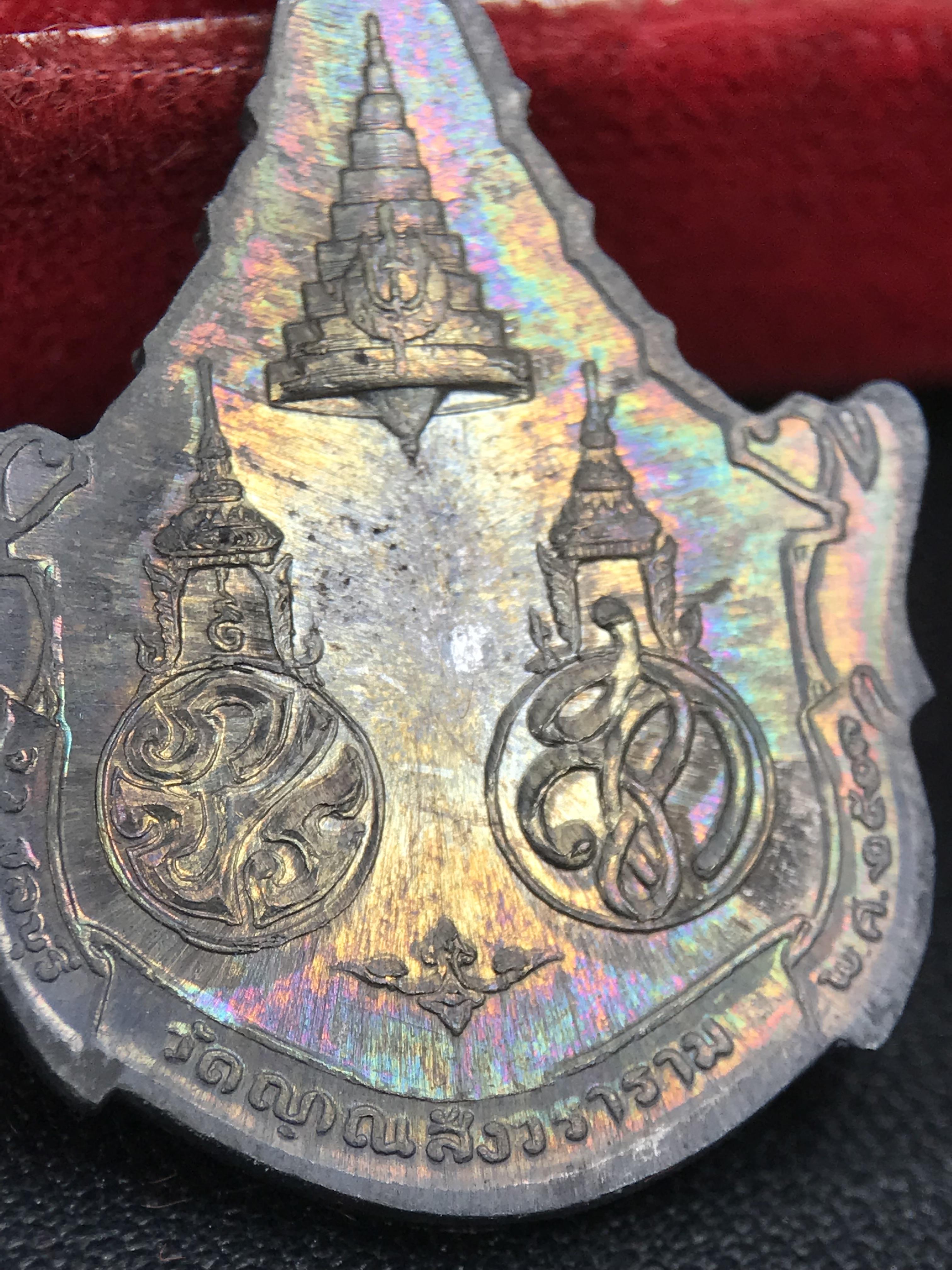 เหรียญพระพุทธญาณนเรศวร์ รุ่นแรก หลังพระปรมาภิไธย ภปร.และ สก.วัดญาณสังวราราม จ.ชลบุรี ปี 2527 เนื้อเงิน(ผิวเดิม ขึ้นรุ้งผิวน้ำทองกระจายทั่วเหรียญสวยมาก)ขนาด 2.3 x 3.8 ซม. พร้อมกล่องเดิม สมเด็จพระญาณสังวร ประธานในพิธีมหาพุทธาภิเษก(เนื้อเงินพบเจอน้อย หายาก)