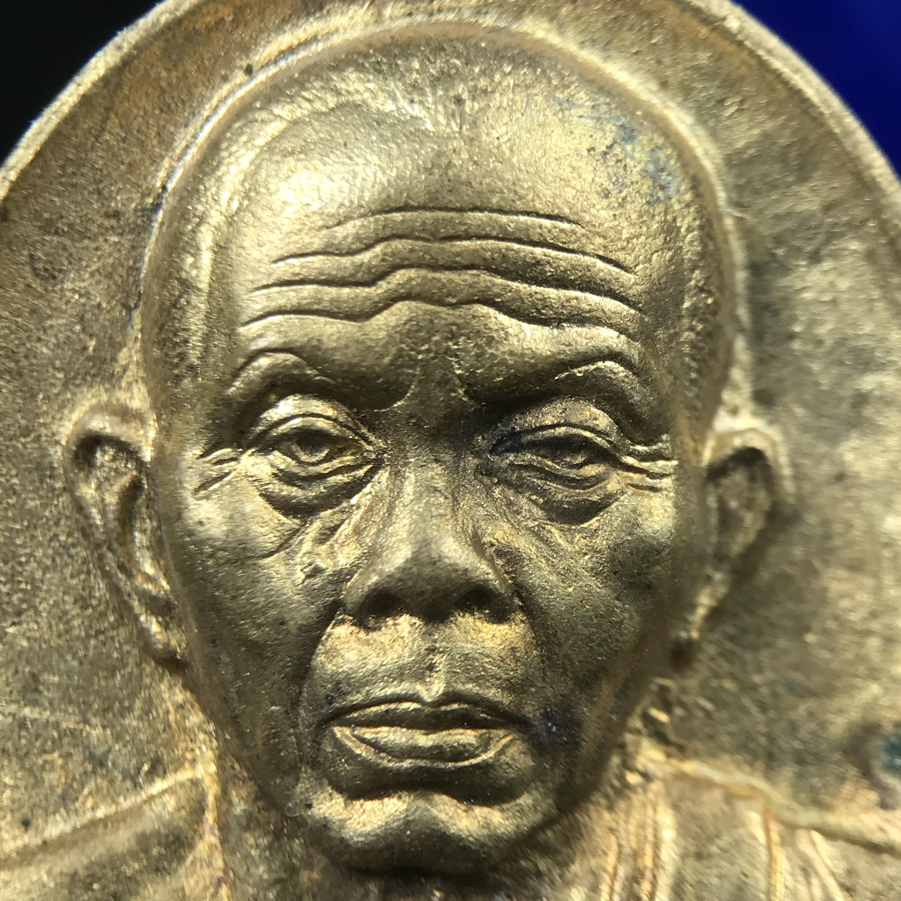 เหรียญรูปเหมือนพระญาณวิทยาคมเถร (หลวงพ่อคูณ ปริสุทโธ)ชุดกาญจนาภิเษกครองราชย์ครบ 50 ปี วัดบวรนิเวศวิหาร ปี พ.ศ. 2538 เนื้อบรอนซ์ทอง(จัดสร้างได้เหมือนหลวงพ่อคูณมาก มีรายละเอียดและความคมชัดสูง ลูกศิษย์ท่านไม่ควรพลาด วิจิตรศิลป์และพุทธศิลป์งดงาม)พิธีใหญ่