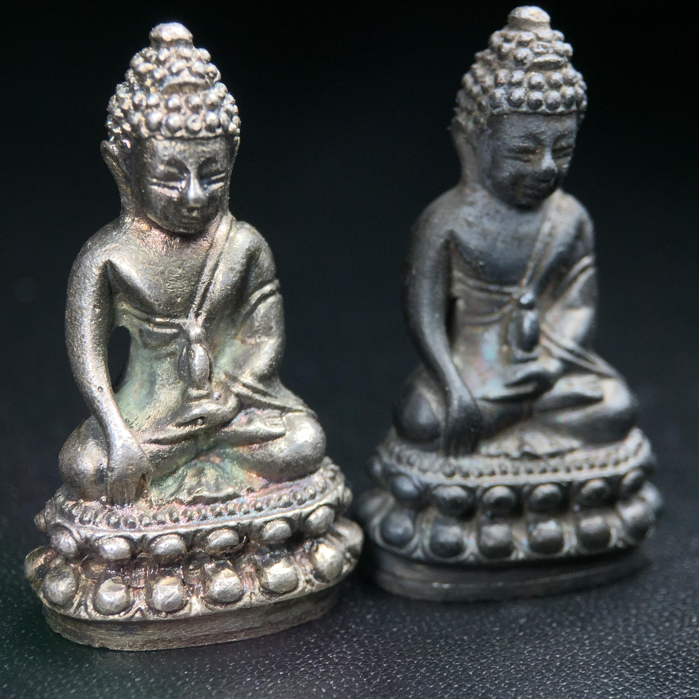 พระกริ่งศาสดา ภปร. วัดบวรนิเวศวิหาร ปี 2532 จัดสร้างในโอกาสสองทศวรรษรามาธิบดี เพื่อศูนย์การแพทย์สิริกิติ์ เนื้อเงิน+เนื้อนวโลหะ(1ชุดรวม 2 องค์) (พิธีใหญ่ มวลสารมงคล สวยงามเข้มขลัง)สมเด็จพระญาณสังวร สมเด็จพระสังฆราชฯเสด็จเททอง