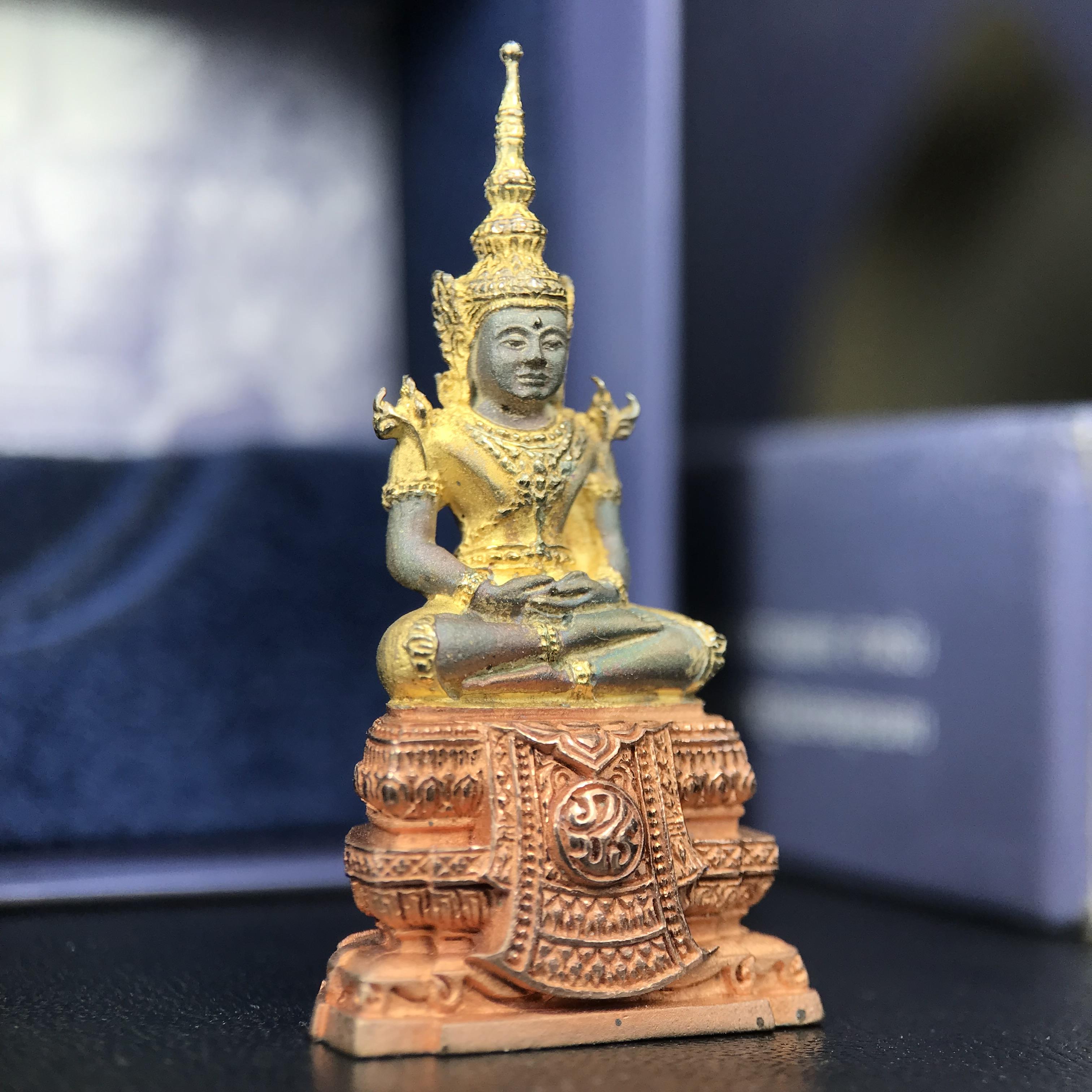 พระแก้วมรกต ภปร. ปี 2547 จัดสร้างโดยโรงพยาบาลภูมิพลอดุลยเดช เนื้อเงิน(3 กษัตริย์) ลอยองค์ หน้าตัก 1/2 นิ้ว สูง 3.7 ซม.พิธีมหามังคาภิเษก ณ พระอุโบสถวัดพระศรีรัตนศาสดาราม(วัดพระแก้ว) งดงามทรงคุณค่าอีกหนึ่งรุ่นยอดนิยม หายาก(องค์หมายเลข ๑๔๖๖)ผิวเดิมติดรุ้งสวย