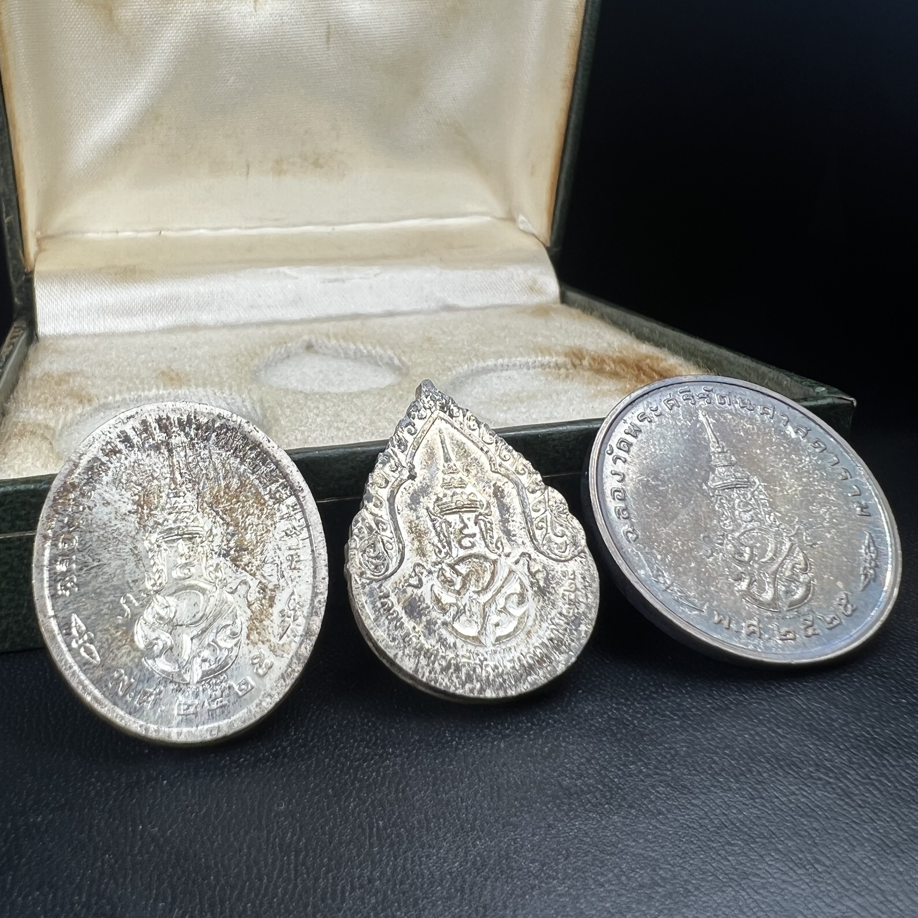 เหรียญพระแก้วมรกตหลัง ภปร. ฉลองกรุงรัตนโกสินทร์ครบ 200 ปี พ.ศ.2525 เนื้อเงิน(ผิวเดิม สวย)กล่องบรรจุเดิมครบ3พิมพ์(บล็อกพระราชศรัธา)(ในหลวงรัชกาลที่9 เสด็จในพิธี)ชอบเก็บแบบผิวเดิมๆชุดนี้เลยแนะนำ ผิวเดิมสวยมาก เสน่ห์พระเนื้อเงิน