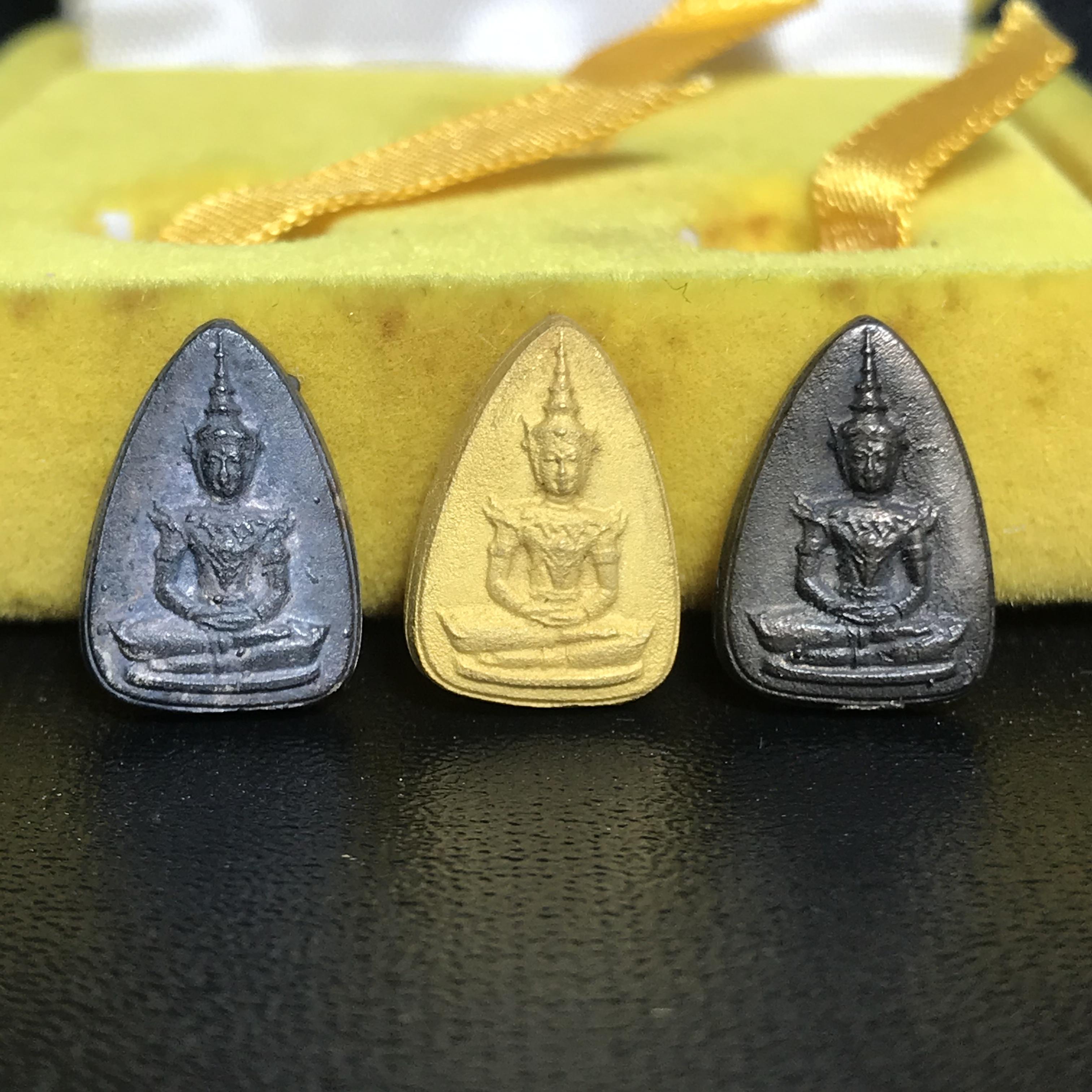 พระแก้วมรกต หลัง สก. รุ่น 60 พรรษามหาราชินี ปี 2537 ชุดกรรมการทองคำ พิมพ์เล็ก เหรียญหล่อทรงหยดน้ำครบชุดพร้อมกล่องบรรจุเดิม หายาก