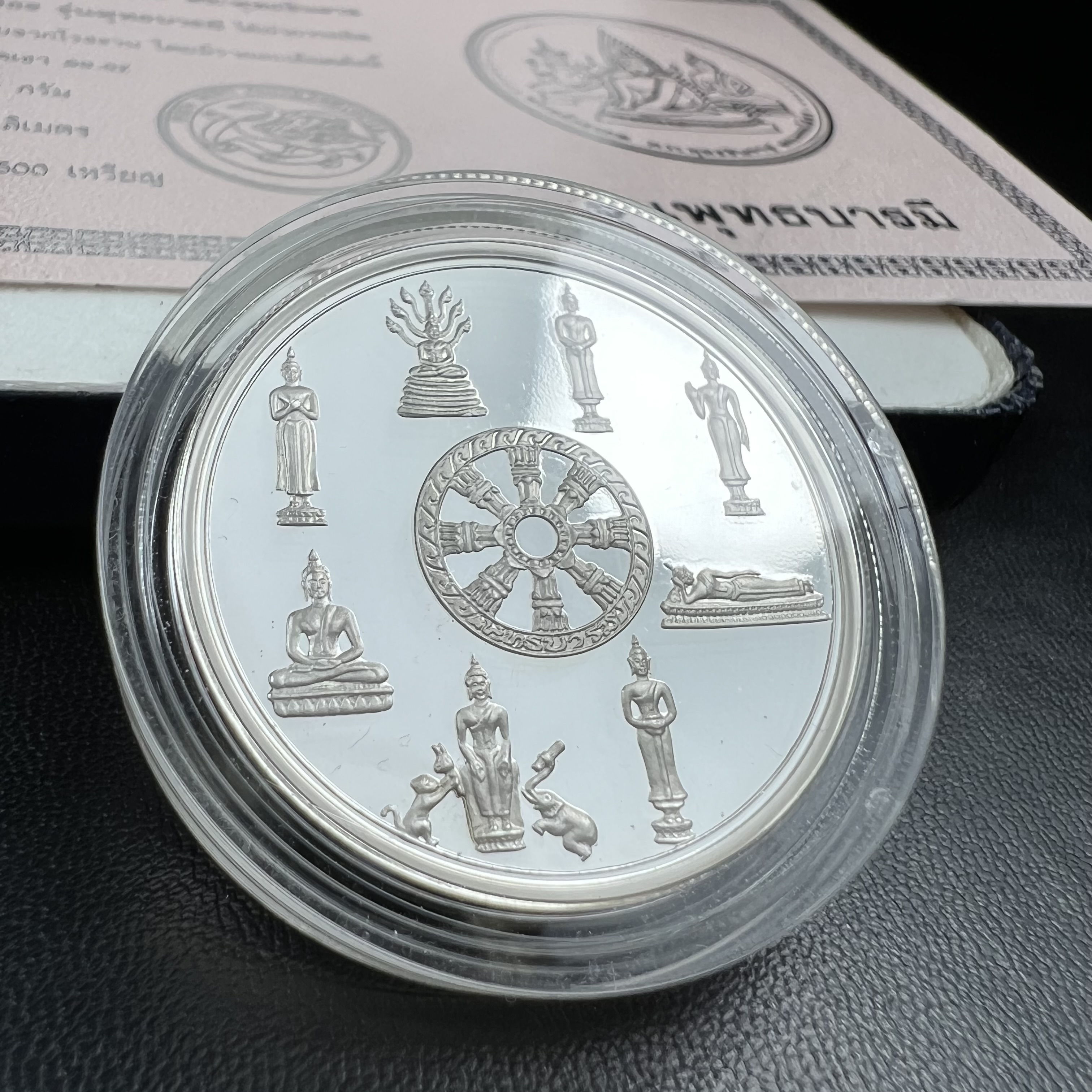 เหรียญพระแก้วมรกต พระพุทธชินราช พระพุทธโสธร รุ่นพุทธบารมี ปี 2540 เนื้อเงินขัดเงา 99.9% พร้อมกล่องและใบรับรองเดิม พิธีพุทธาภิเษก 2 พิธี มหามงคล (พระพุทธคู่บ้านคู่เมือง รูปแบบเหรียญสวยงดงามมาก พิธีใหญ่ เป็นที่นิยม)สร้างน้อยหายาก 1 ใน 500 เหรียญ