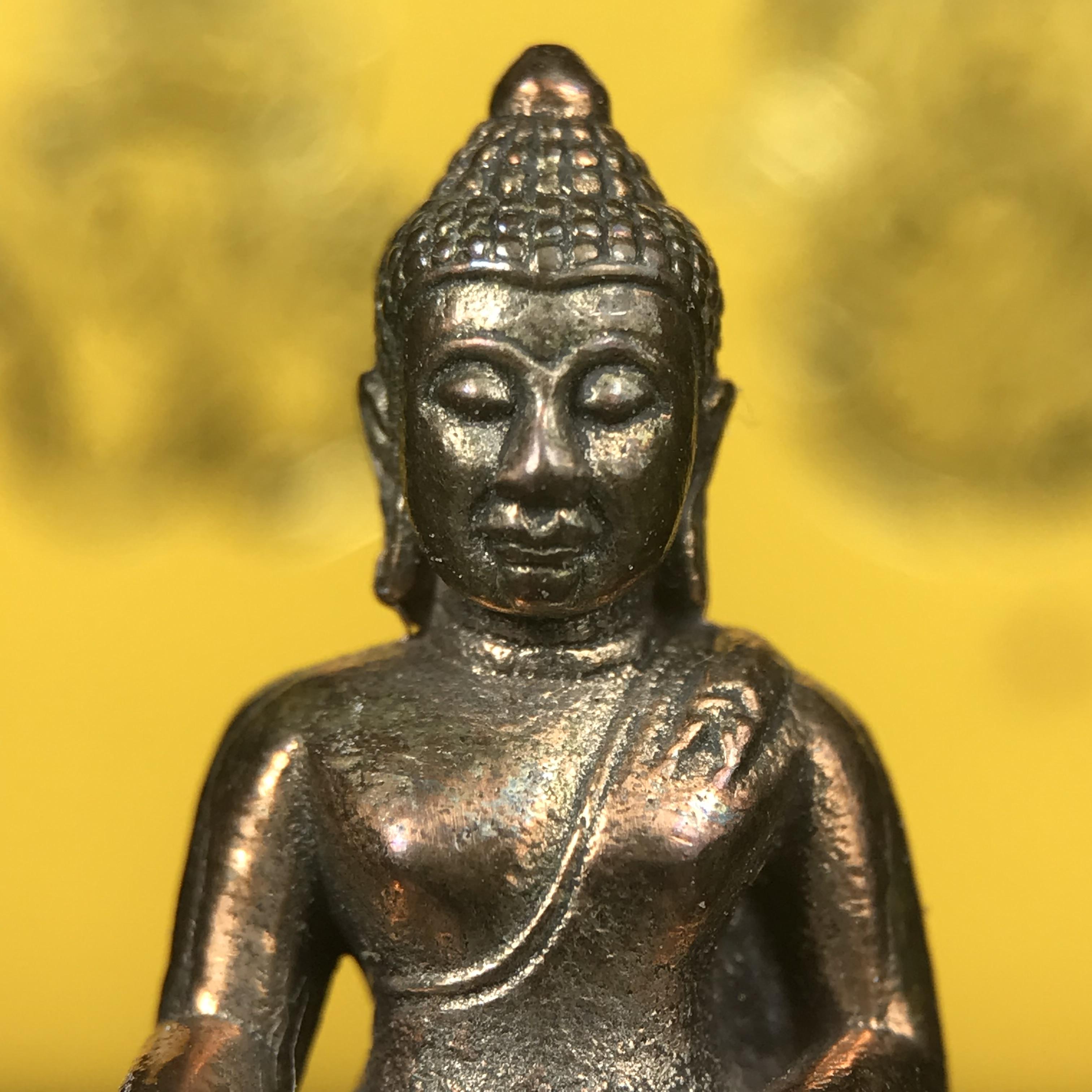 พระกริ่งพระพุทธนรสีห์ จปร.+ภปร. ครบรอบ 100 ปี ธนาคารไทยพาณิชย์ ปี 2550 พระกริ่งเนื้อนวโลหะพิเศษ(หล่อในพิธีเททอง)(หายาก)(พุทธศิลป์งดงาม)ด้านหน้าฐานประดับด้วยตราสัญลักษณ์ "จปร" และ "ภปร" (องค์เทหล่อในพิธีสร้างน้อย หายากมาก)1 ใน 1000 องค์