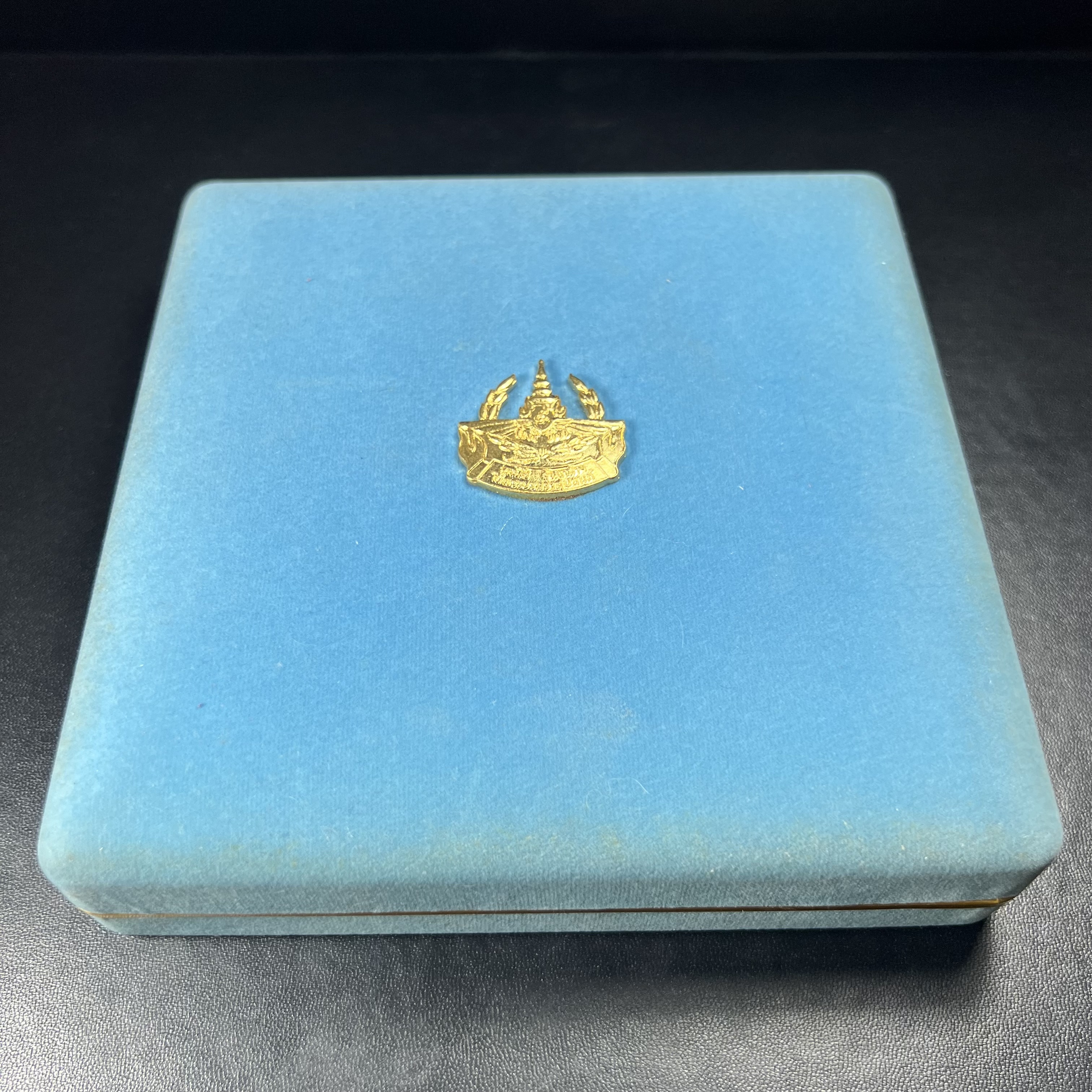 วัตถุมงคลคุ้มเกล้าฯ มหามงคลเฉลิมพระชนมพรรษา 6 รอบ รัชกาลที่ 9 ชุดพิเศษกรรมการ(หายาก) (ในหลวงรัชกาลที่9 ทรงจุดไฟพระฤกษ์และเททอง พิธีใหญ่)ยอดนิยมหายาก