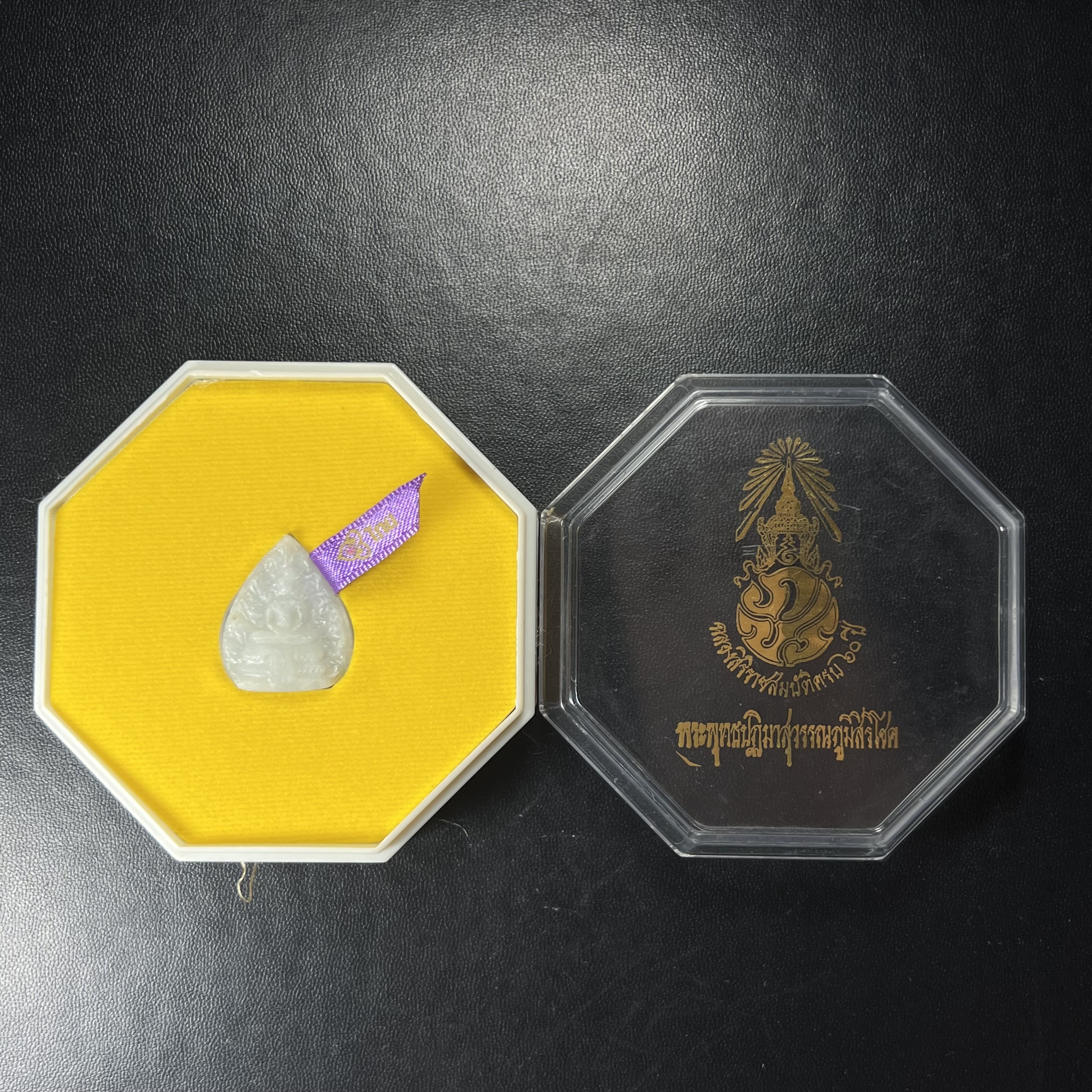 พระแก้วหยกใบโพธิ์ พระพุทธปฏิมาสุวรรณภูมิสิริโชค ภปร. การบินไทยจัดสร้างขึ้น เนื่องในวโรกาสฉลองสิริราชสมบัติครบ60ปี พุทธศักราช 2549 พิธีปลุกเสกวัดพระศรีรัตนศาสดาราม(วัดพระแก้ว) สวยๆพร้อมกล่อง สร้างน้อย หายาก(องค์หมายเลข3824) 1 ใน 6000 องค์