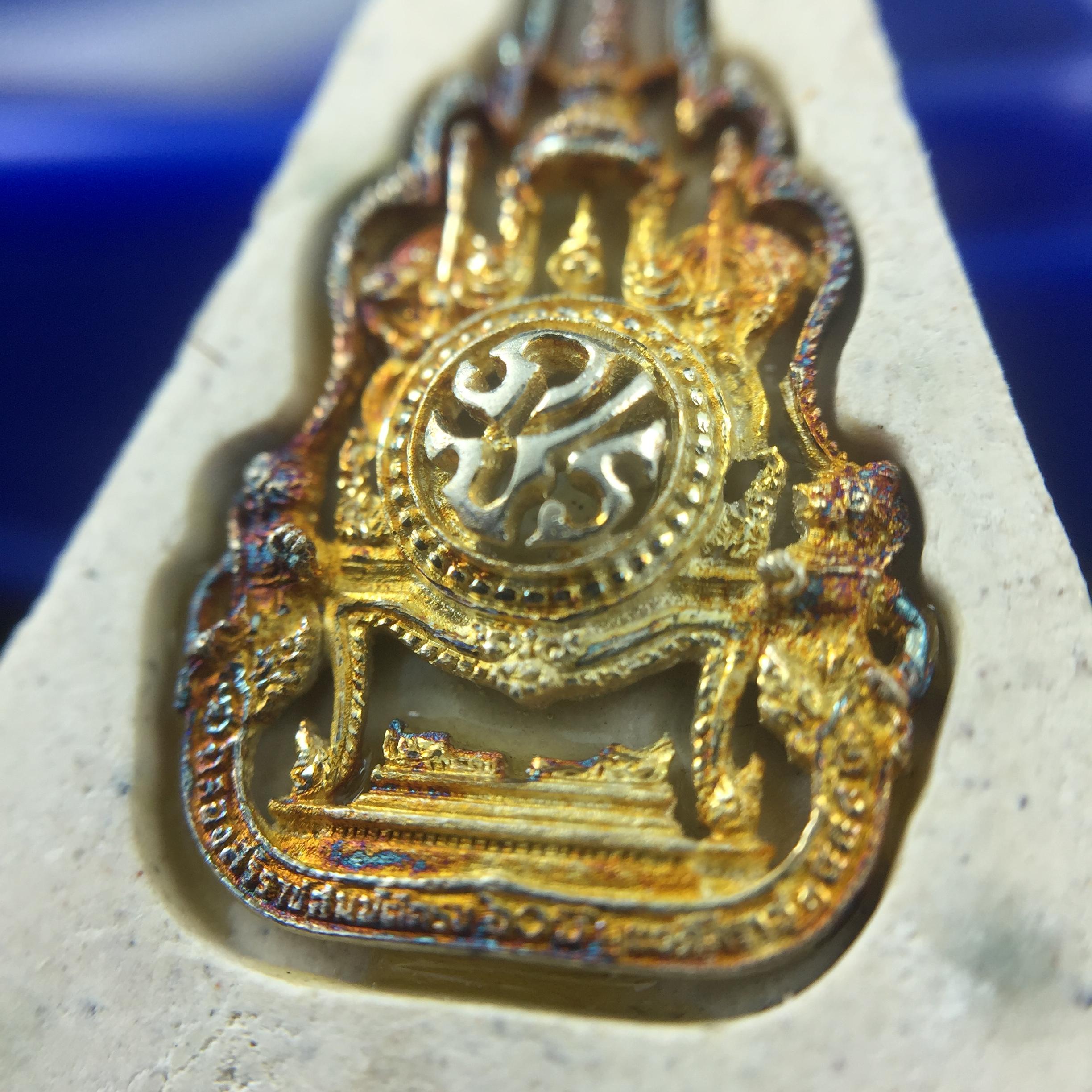 พระแก้วมรกต(จำลอง)ทรงเครื่องฤดูร้อน พระผงบูชา ด้านหน้าปิดทอง ด้านหลังตราฉลองสิริราชสมบัติครบ 60ปี เนื้อเงินขึ้นสีรุ้งธรรมชาติสร้างสรรค์งดงาม(รุ่นนี้ได้พระราชทานเส้นพระเจ้า(เส้นผม)รัชกาลที่9ในการจัดสร้าง)***องค์นี้พิเศษมองเห็นเส้นผมติดอยู่ด้านหลังชัดเจน***