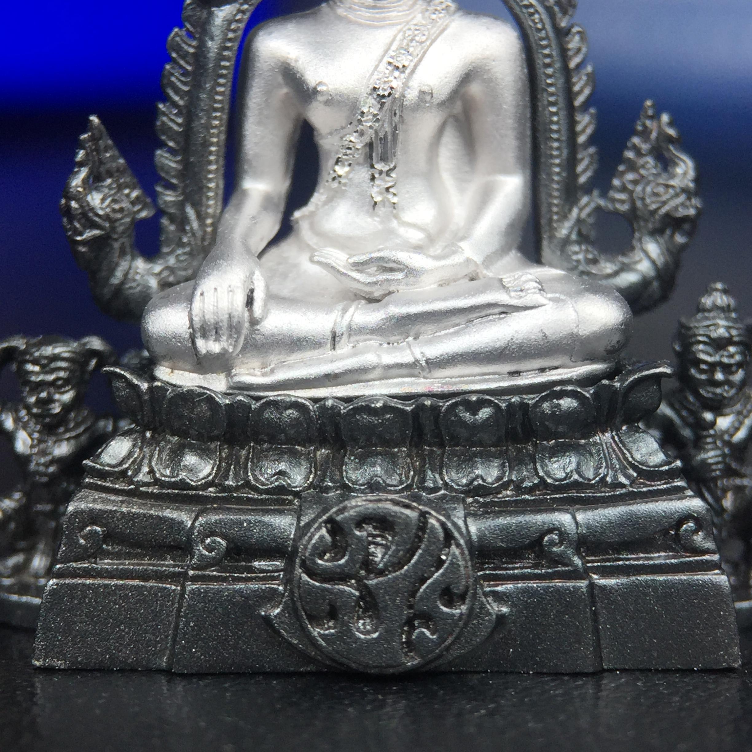 พระพุทธชินราช ภปร. โครงการ เพราะแผ่นดินนี้คือแผ่นดินเกิด เนื้อเงินชุบทองคำขาวซุ้มรมดำ ปี2551 ขนาดหน้าตัก1/2นิ้ว(3.5*2.5 ซม.) (สวยงามหายาก)1ใน 5000 องค์