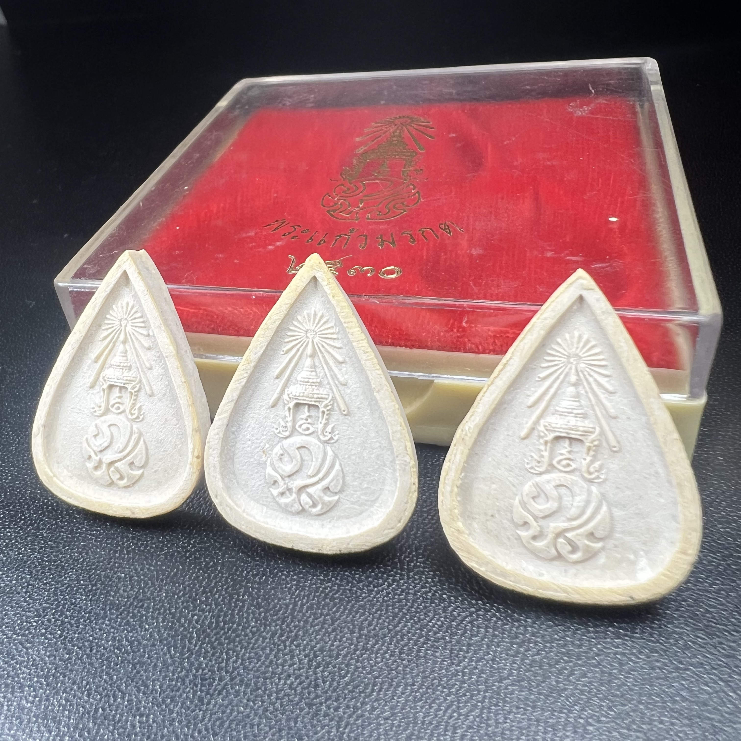 พระแก้วมรกต หลัง ภปร. เนื้อผง ปี2530 พระดี พิธีใหญ่ ประกอบพิธีพุทธาภิเษกพร้อมกับพิธีพระกริ่งปวเรศ ปี2530 วัดบวรนิเวศและวัดพระแก้ว(ครบชุดสามฤดูกล่องเดิมครบ)หายาก