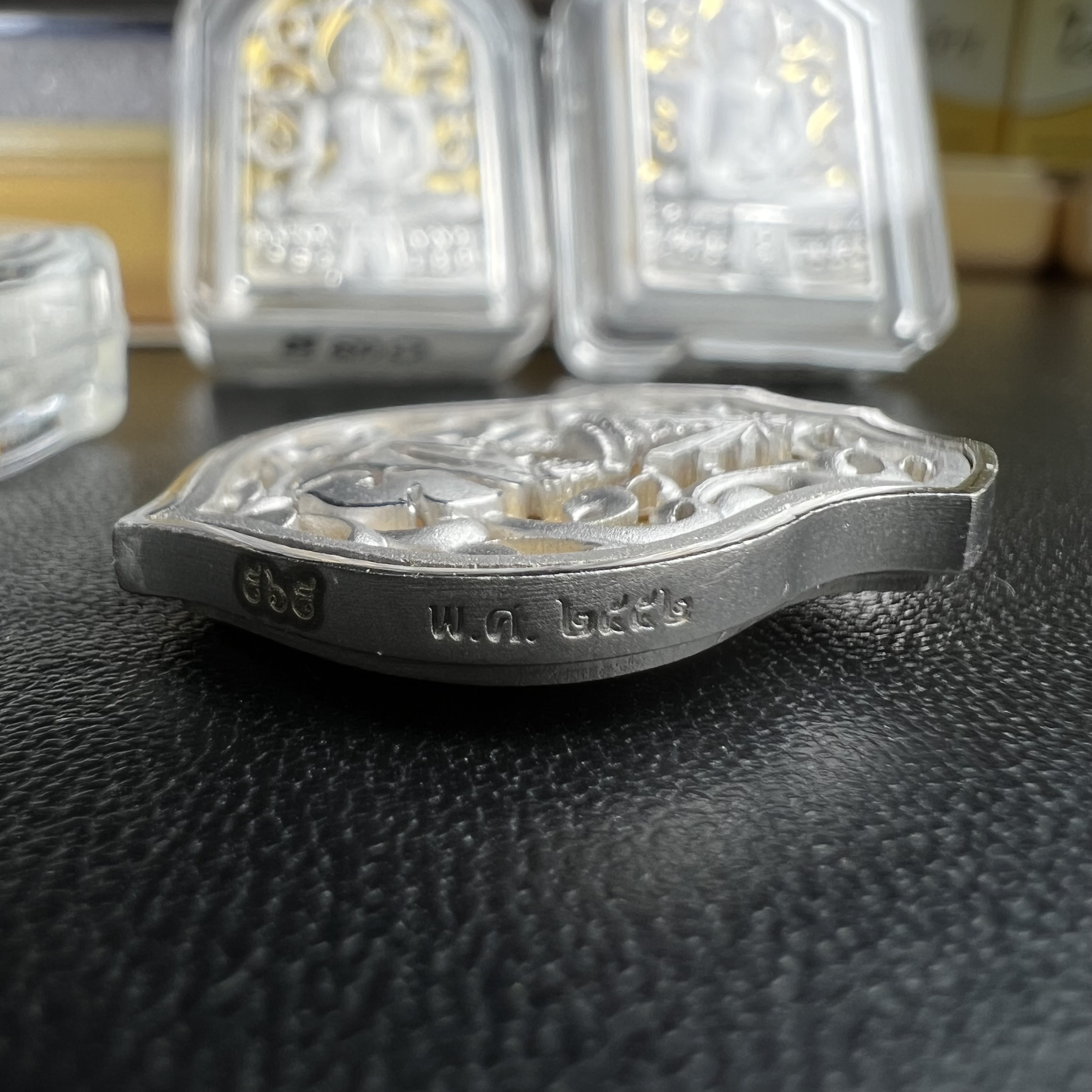 พระพุทธรูปคุ้มเกล้าฯ ภปร.(ใต้ร่มพระบารมี คุ้มเกล้า) 60ปี รพ.ภูมิพลฯ พ.ศ.2552 เหรียญเนื้อเงิน ชุบทองคำขาว(พิมพ์ รูปอาร์ม+รูปใบมะขาม+รูปห้าเหลี่ยม)(1ชุด 3 พิมพ์ ครบทุกแบบที่จัดสร้าง)1 ใน 5000 เหรียญ ครบชุดหายาก