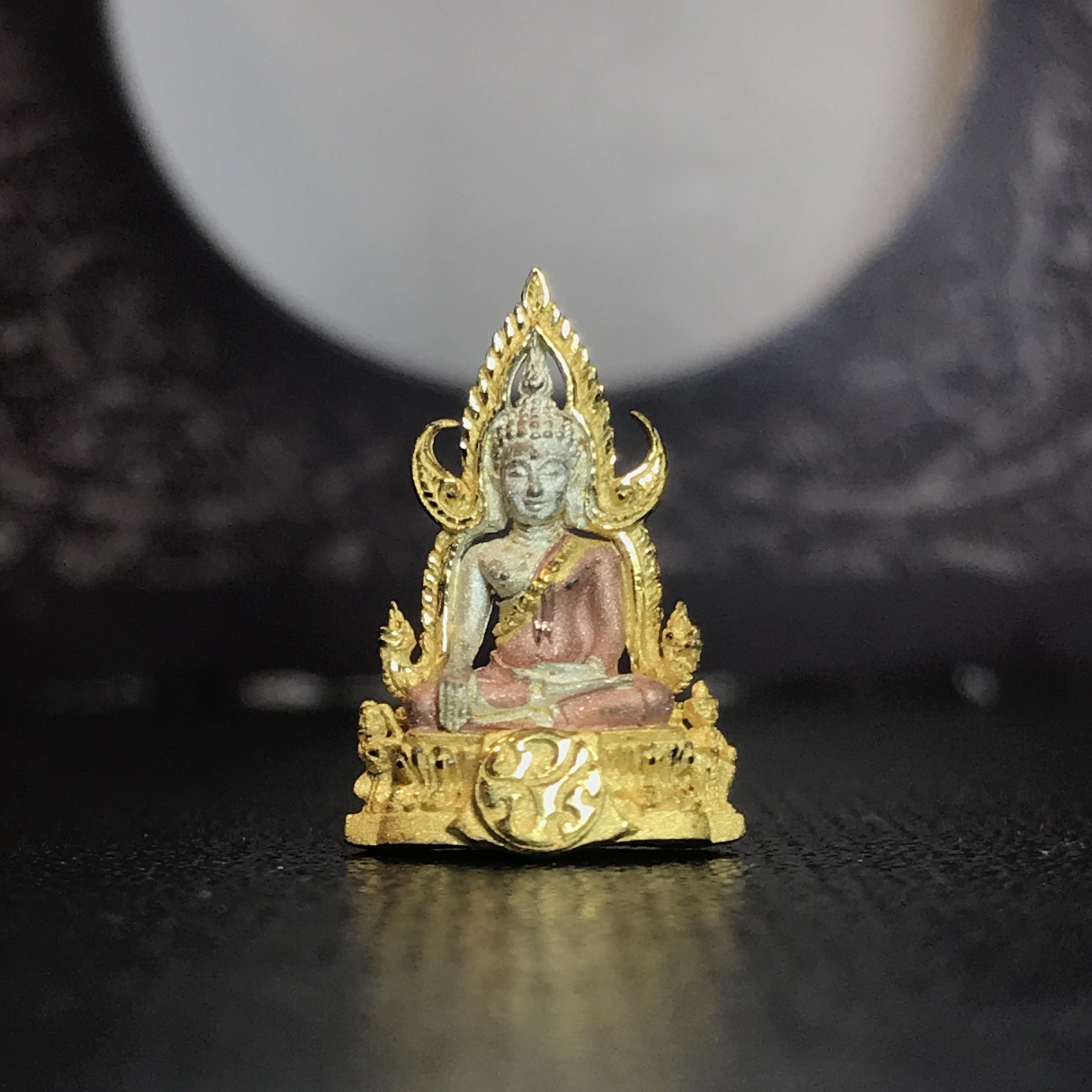 พระพุทธชินราช ภปร. โครงการ "เพราะแผ่นดินนี้ คือ แผ่นดินเกิด" ปี2548(รุ่นแรก) ลอยองค์ หน้าตัก 1/4 นิ้ว เนื้อเงินสามกษัตริย์