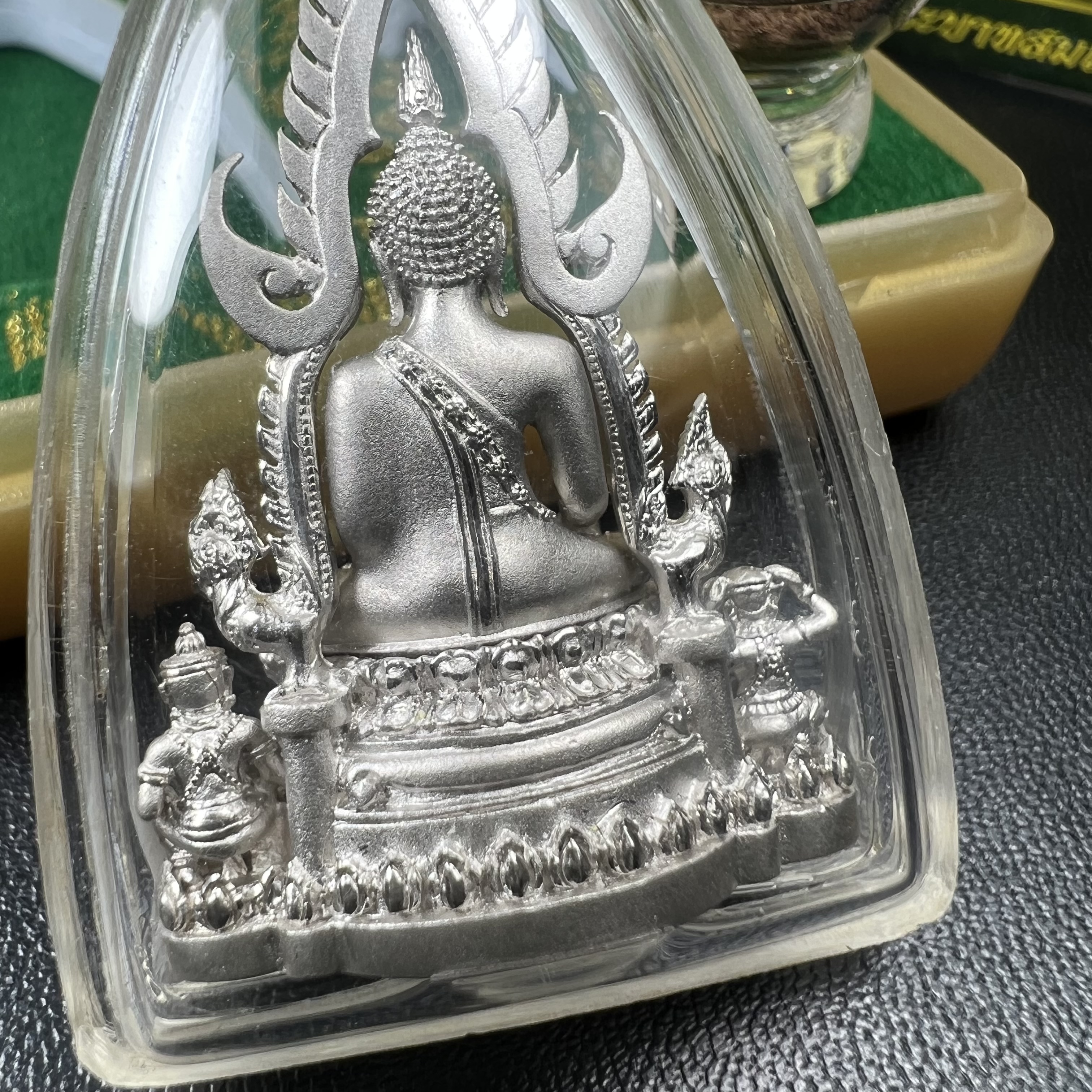 พระพุทธชินราช(จำลอง) ภปร. 84 พรรษา ปี 2554 เนื้อเงินชุบทองคำขาว พิมพ์กลางขนาดหน้าตัก 1/2 นิ้ว(พระราชทานมวลสาร จิตรลดาและเส้นพระเจ้า(เส้นผม)รัชกาลที่9)พุทธศิลป์ทรงคุณค่าอีกหนึ่งรุ่นยอดนิยม