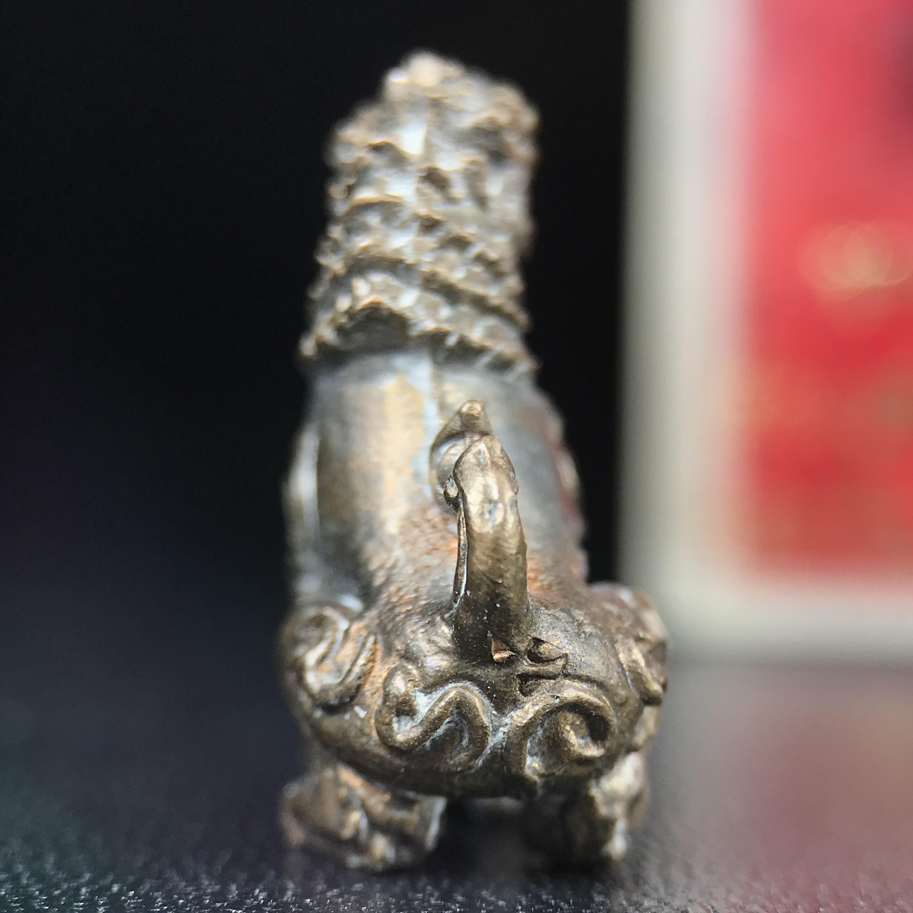 สิงห์เจ้าพ่อดำ วัดบุพพาราม จ.เชียงใหม่ ปี 2518 เนื้อนวโลหะ(ตอก 2 โค๊ต)หายาก(สภาพผิวเดิมสวยเดิมกล่องครบ) สิงห์รุ่นนี้มีพิธีดีมีเกจิอาจารย์ที่ร่วมปลุกเสกมากมาย****เครื่องราง ที่พระบาทสมเด็จพระเจ้าอยุ่รัชกาลที่ ๙ ทรงเสด็จฯประกอบพิธีด้วยพระองค์เอง