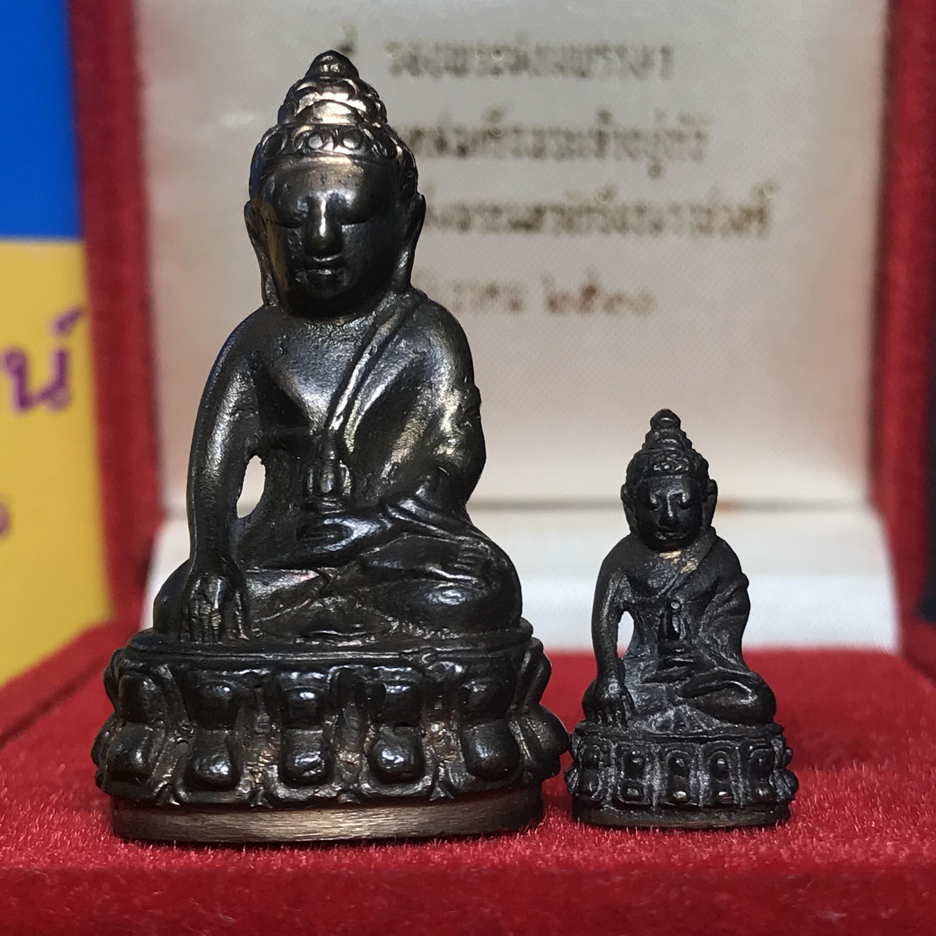 พระกริ่ง-พระชัยวัฒน์ ปวเรศ ปี2530 วัดบวรนิเวศราชวรวิหาร(ในหลวง ร.9 เสด็จเททอง)(บรรจุเส้นเกศาในหลวงรัชกาลที่9)พร้อมสูจิบัตรเดิมตอนจัดสร้าง(สภาพสวยครบสมบูรณ์))