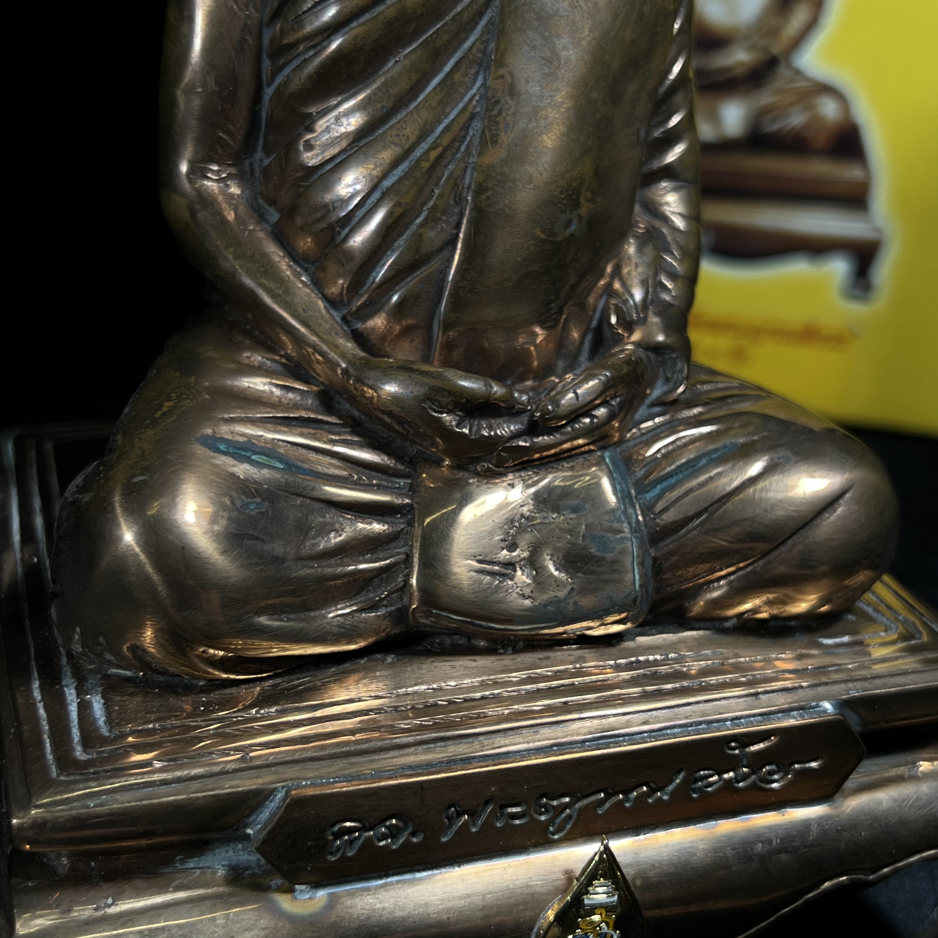 พระรูปเหมือนบูชารุ่นแรก สมเด็จพระญาณสังวร สมเด็จพระสังฆราช สกลมหาสังฆปริณายก วัดบวรนิเวศวิหาร รุ่น คชวัตร ปี2546 ที่ระลึกงานฉลองพระชนมายุ 90 พรรษา ขนาดบูชาหน้าตัก 4 นิ้ว เนื้อสัตตโลหะ (พระดี พิธีใหญ่ พุทธศิลป์สวย)เสด็จทรงประกอบพิธีเททองด้วยพระองค์เอง