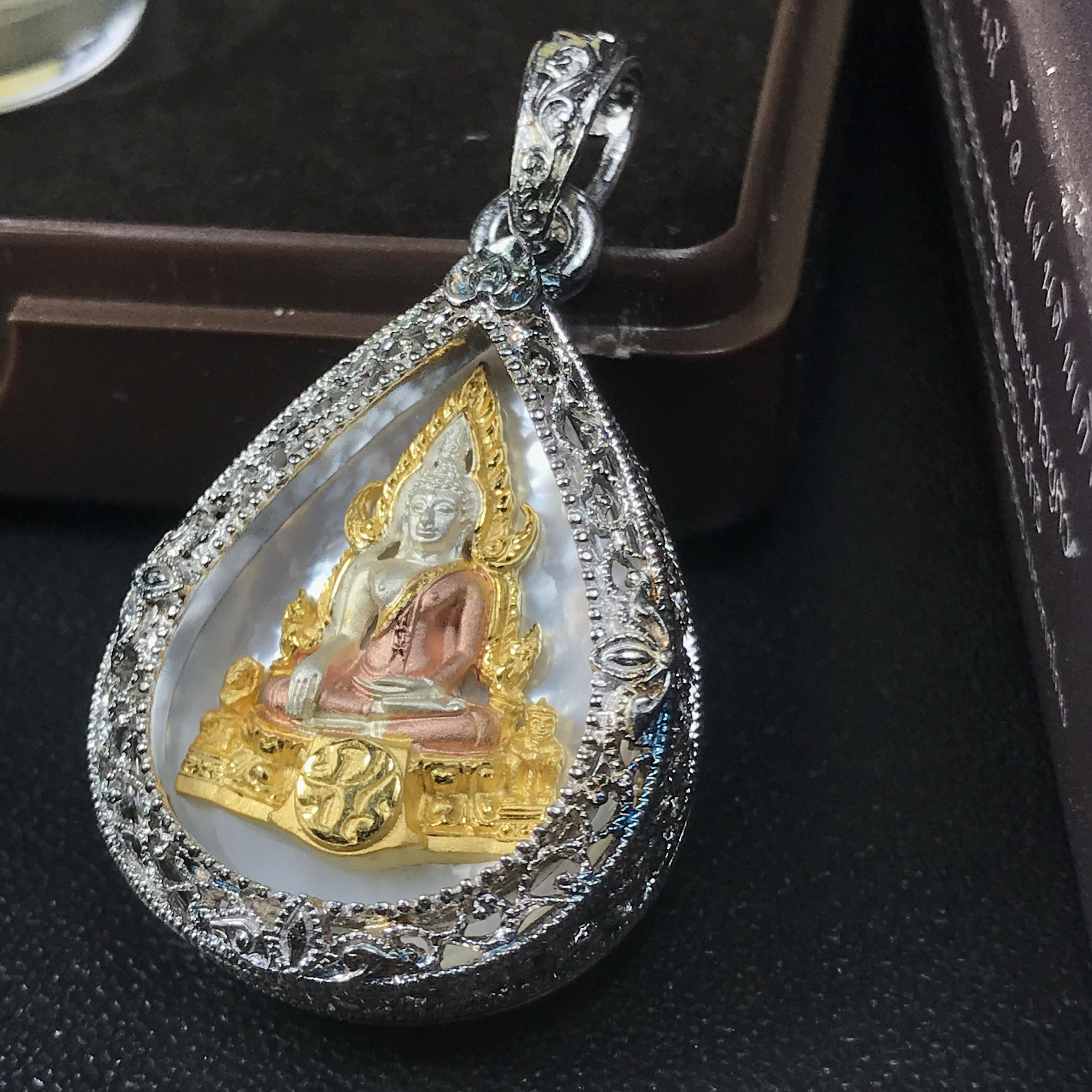 พระพุทธชินราช ภปร. โครงการ "เพราะแผ่นดินนี้ คือ แผ่นดินเกิด" ปี2548(รุ่นแรก) เหรียญทรงหยดน้ำ ขนาด 21 x 31 มม. เนื้อเงินสามกษัตริย์