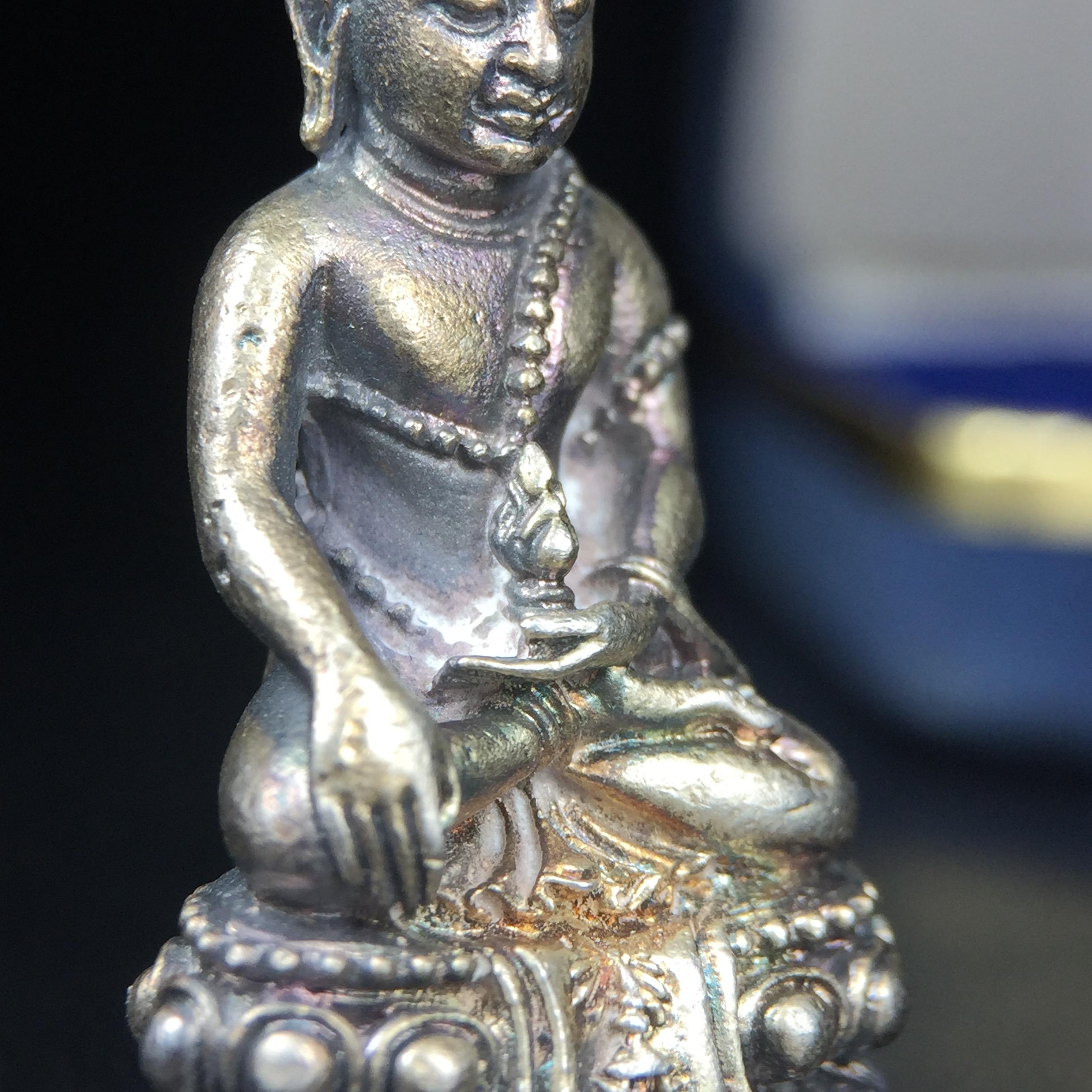 พระกริ่งศิรากาศ ภปร.(พระกริ่งคุ้มเกล้า)วัตถุมงคล"คุ้มเกล้าฯ" มูลนิธิ “คุ้มเกล้า” ในพระบรมราชูปถัมภ์ จัดสร้าง โรงพยาบาลภูมิพล เนื้อเงิน(พิมพ์หน้าไทย)(สภาพผิวเดิมขึ้นน้ำทองรุ้งๆทั่วองค์สวยมาก มาพร้อมกล่องบรรจุเดิมแบบนี้หายาก)(รัชกาลที่9เสด็จเททอง)