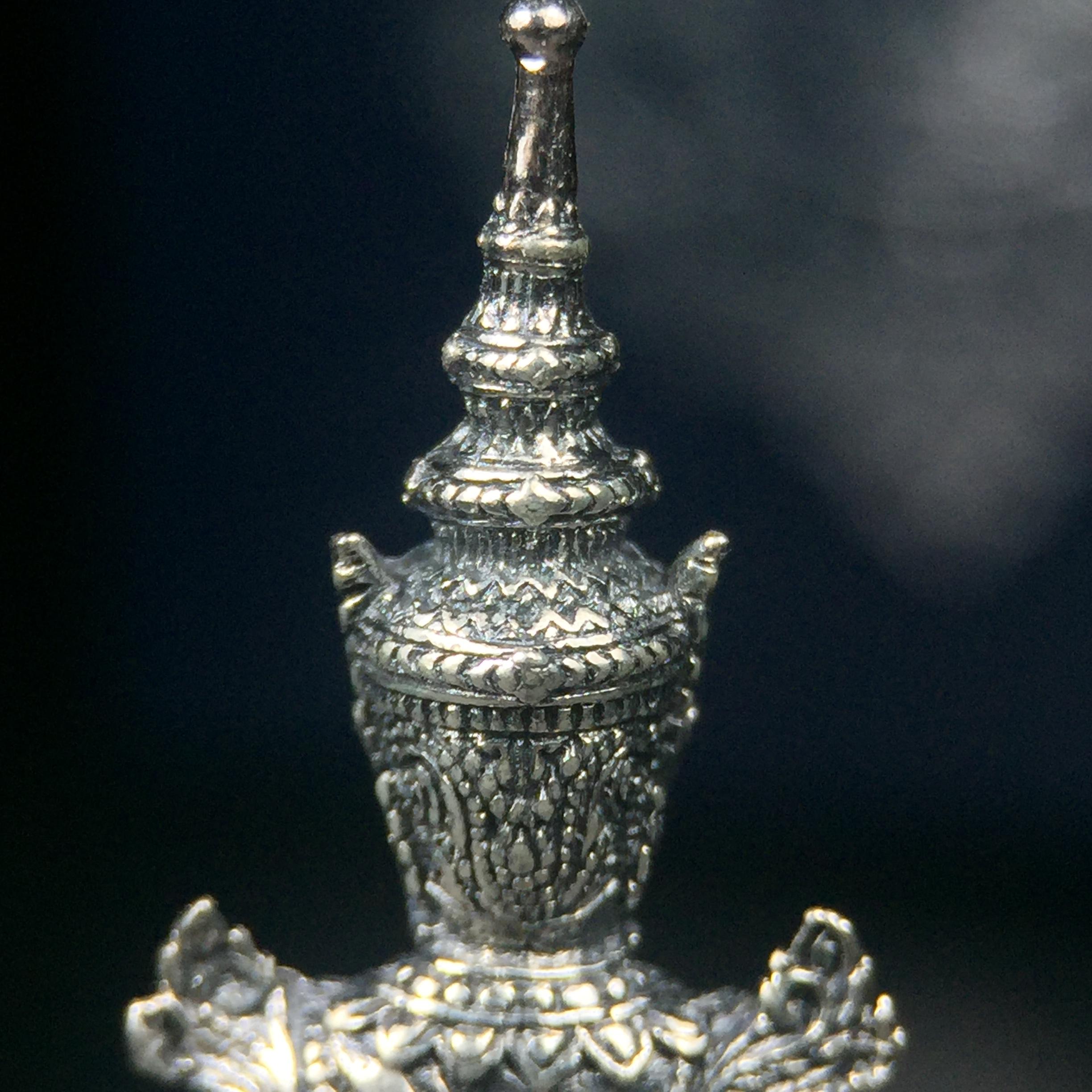 พระแก้วมรกต กรมสรรพสามิตจัดสร้างขึ้นเนื่องในโอกาสครบรอบ 64 ปีของกรมสรรพสามิต และเนื่องในวโรกาสที่พระบาทสมเด็จพระเจ้าอยู่หัวทรงครองราชย์ครบ 50 ปีในปีกาญจนาภิเษก เมื่อ พ.ศ.2539 เนื้อเงินรมดำขัดเงาพร้อมกล่องบรรจุเดิม