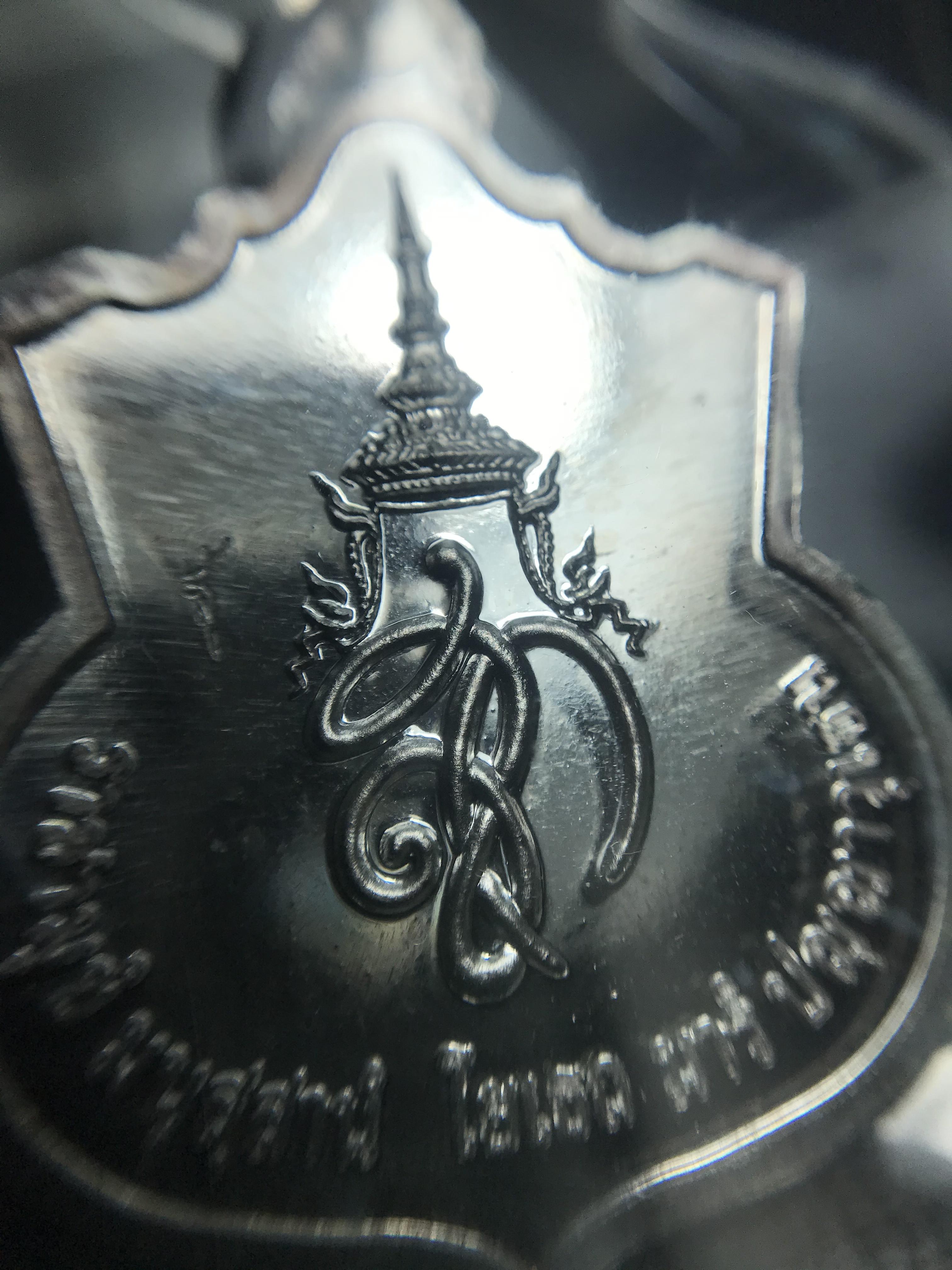 เหรียญสมเด็จพระนเรศวรมหาราช รุ่นสู้ หลัง สก. ปี2548 พิธีใหญ่ เนื้อเงิน(คงสภาพผิวเดิม พี้นผิวกระจก ซีนซองเดิม กล่องครบ)หายาก