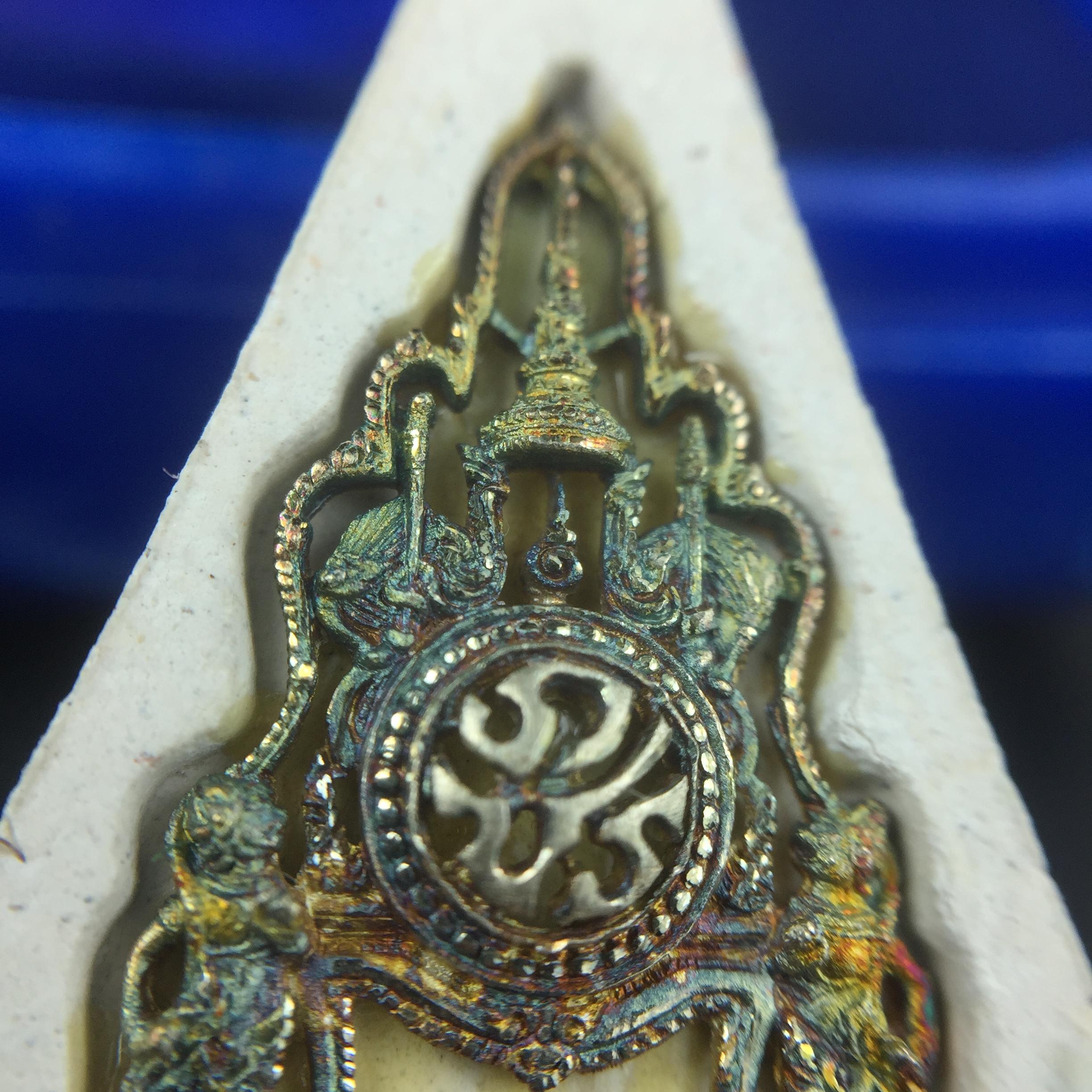 พระแก้วมรกต(จำลอง)ทรงเครื่องฤดูร้อน พระผงบูชา ด้านหน้าปิดทอง ด้านหลังตราฉลองสิริราชสมบัติครบ 60ปี เนื้อเงินขึ้นสีรุ้งธรรมชาติสร้างสรรค์งดงาม(รุ่นนี้ได้พระราชทานเส้นพระเจ้า(เส้นผม)รัชกาลที่9ในการจัดสร้าง)***องค์นี้พิเศษมองเห็นเส้นผมติดอยู่ด้านหลังชัดเจน***