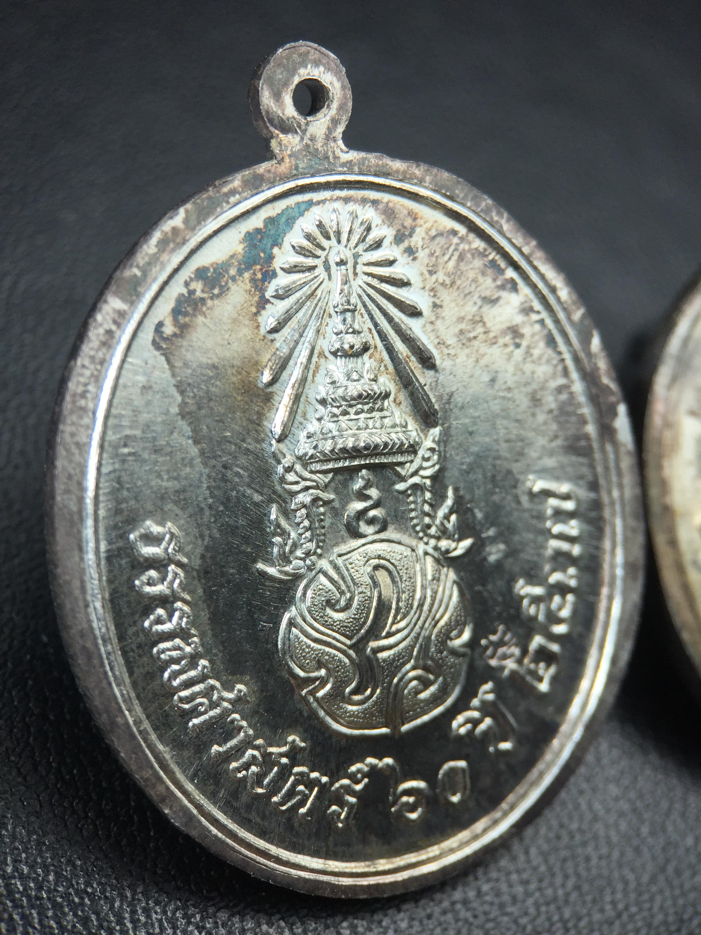 เหรียญพระพุทธสิหิงค์ ภปร. รุ่นมหาลัยธรรมศาสตร์ 60ปี พ.ศ.2537 พิมพ์ใหญ่+พิมพ์เล็ก เนื้อเงินผิวเดิมๆขึ้นสีรุ้งๆสวยมาก(ในหลวงรัชกาลที่9เสด็จในพิธี)(พิธีใหญ่ เกจิที่มีชื่อเสียงมาร่วมปลุกเสกจำนวนมาก ชนวนมาลสารเก่าเข้มขลัง )ของดีธรรมศาสตร์ที่ศิษย์เก่าไม่ควรพลาด