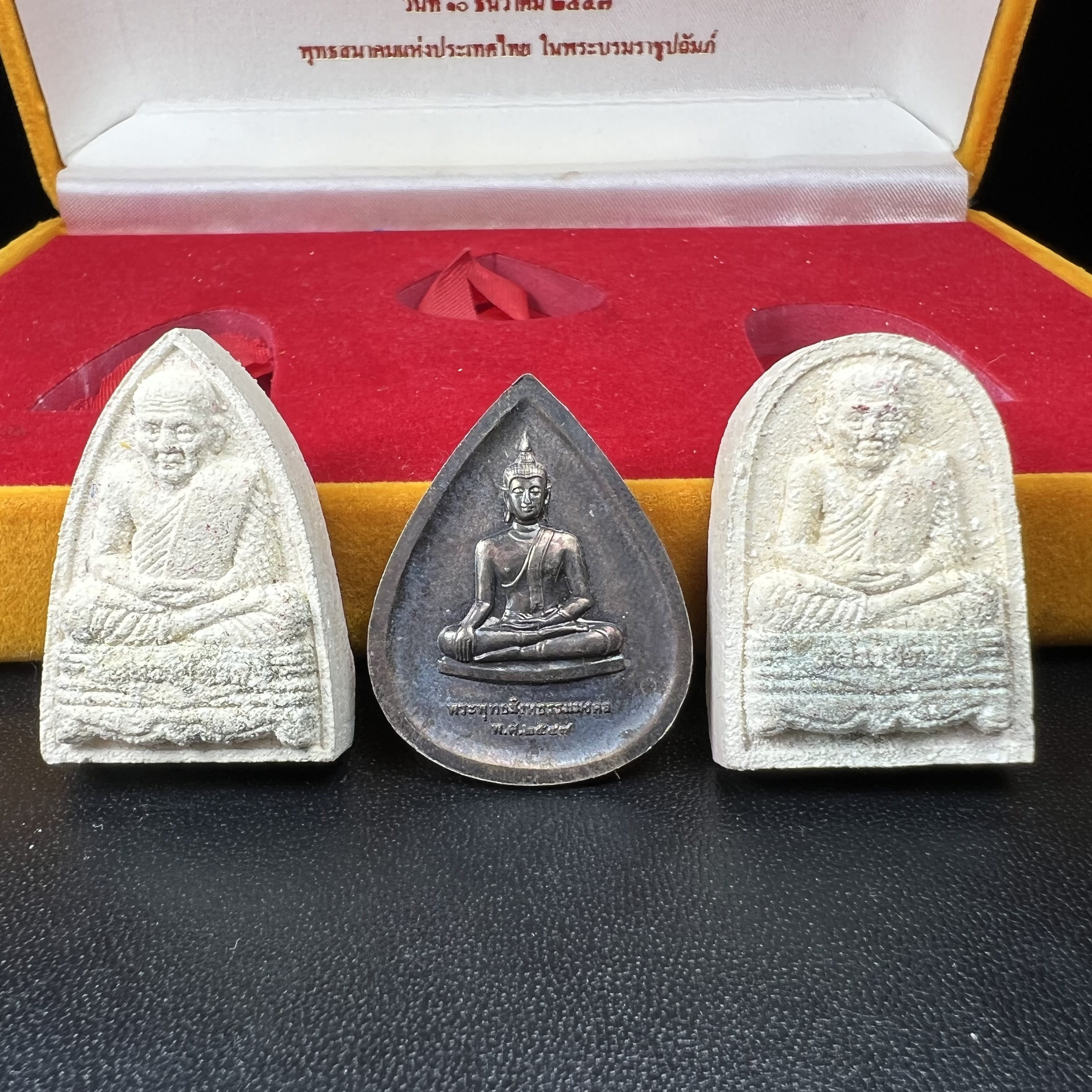 พระหลวงปู่ทวด ภปร.ปี2547 (เนื้อพิเศษกรรมการ)ทรงกลีบบัวและทรงกลีบขนุน เนื้อผงสมเด็จฯ(โรยผงตะไบ ชนวนเก่า) พร้อมเหรียญพระพุทธสิหธรรมมงคล ภปร. ทรงหยดน้ำ เนื้อเงินแท้ กล่องบรรจุเดิมครบ(1ชุด 3 องค์)(หายาก)