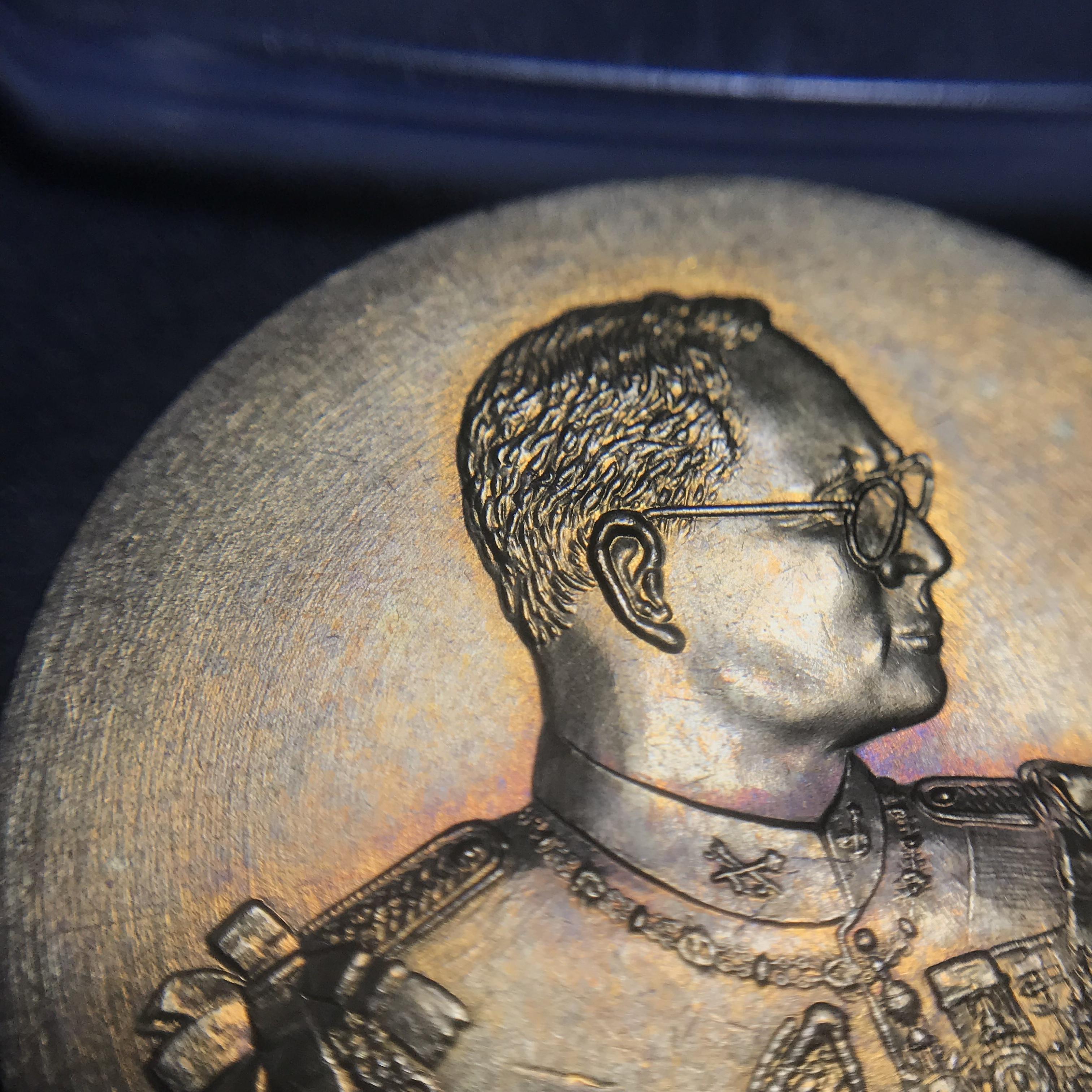 เหรียญพระบรมรูปรัชกาลที่9 รุ่น เฉลิมพระเกียรติ สมทบกองทุน “อาคารเฉลิมพระเกียรติ” ณ โรงพยาบาลศิริราช ปี2545 บล็อกโมเน่( Monnaie De Paris)เนื้อทองเหลืองขนาดเล็ก 2.50 ซม. (บล็อกนิยมวงเดือนหายาก)คัดสภาพสวย