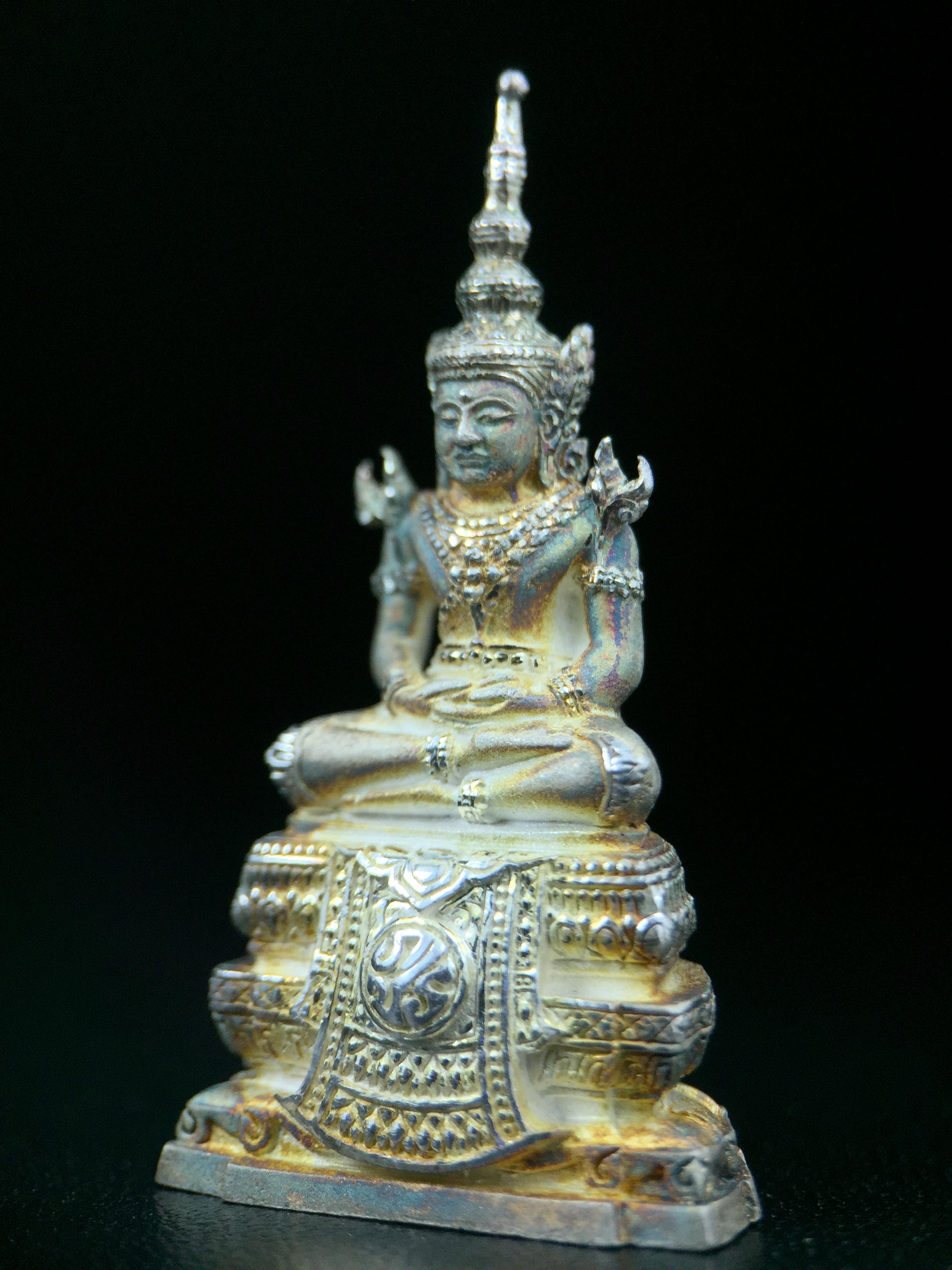 พระแก้วมรกต ภปร. ปี2547 จัดสร้างโดย รพ.ภูมิพลฯ ลอยองค์ หน้าตัก 1/2 นิ้ว เนื้อเงิน(สภาพผิวเดิมขึ้นสีรุ้งธรรมชาติ แบบนิยม สวยมากๆเสน่ห์พระเนื้อเงิน สีสันที่ธรรมชาติสรรค์สร้าง) งดงามทรงคุณค่าอีกหนึ่งรุ่นยอดนิยม หายาก(1ใน3000องค์)