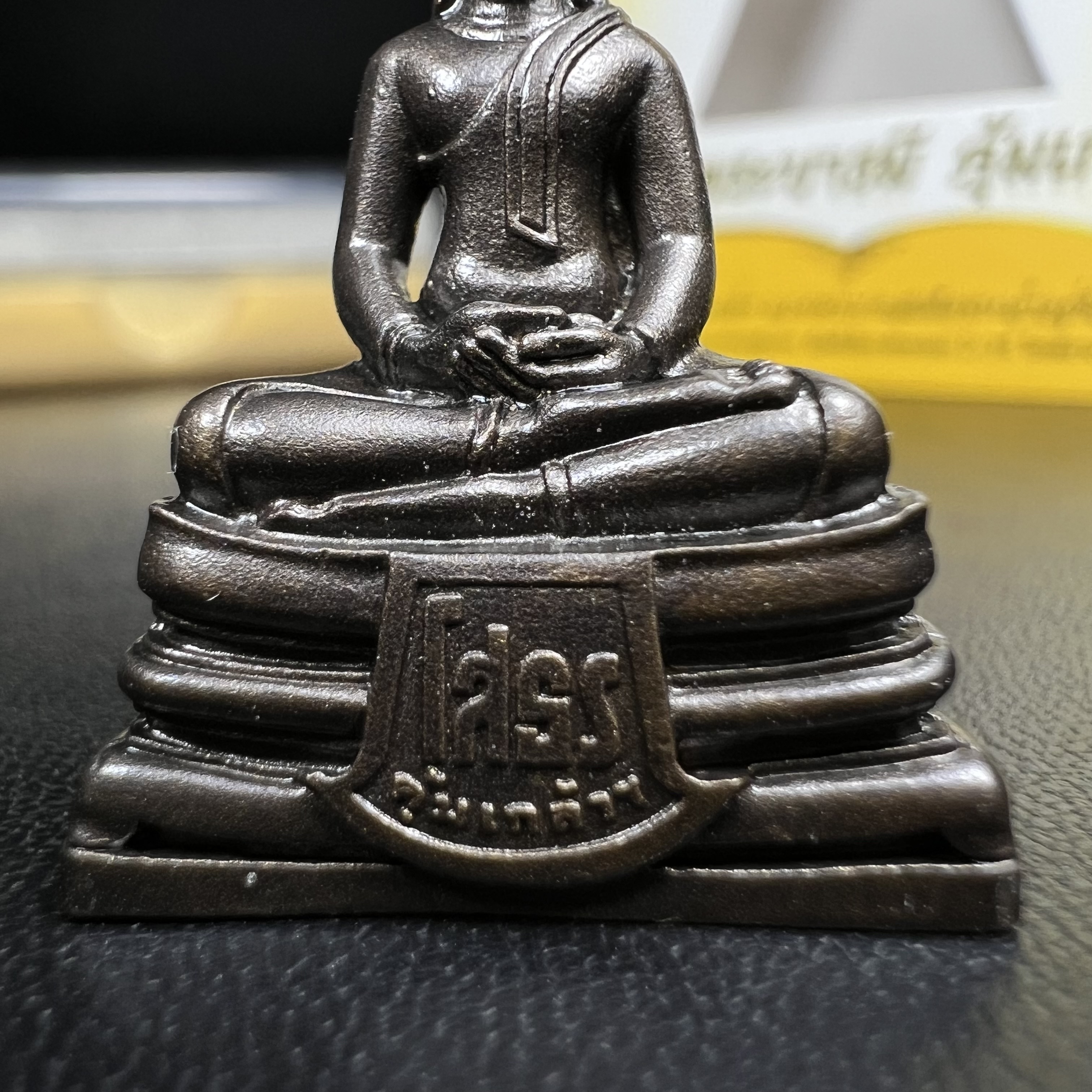 พระพุทธโสธร คุ้มเกล้าฯ ภปร.(ใต้ร่มพระบารมี คุ้มเกล้า) 60ปี โรงพยาบาลภูมิพลฯ พ.ศ.2552 เนื้อนวโลหะ รมดำ(พิมพ์ใหญ่ขนาด 30*20 มม.)สภาพสวยเดิมพร้อมกล่องบรรจุเดิม ตอกโค๊ดหมายเลขกำกับ