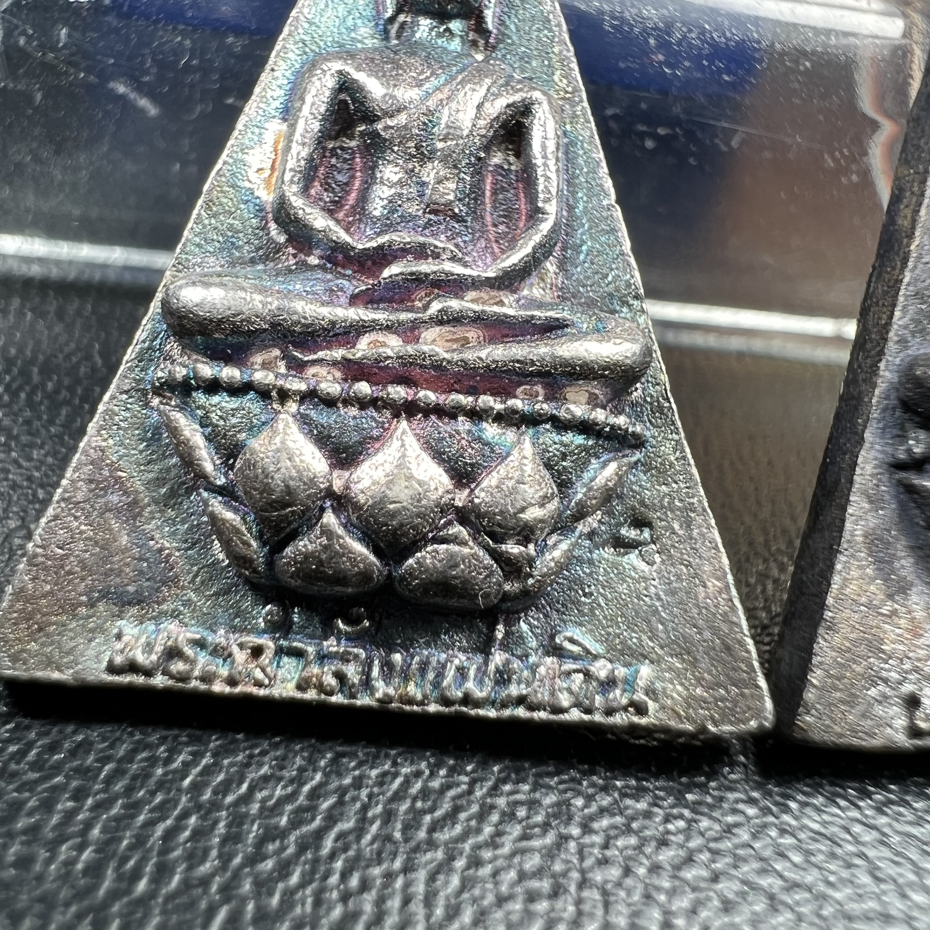 พระกำลังแผ่นดิน (สมเด็จจิตรลดา2) จัดสร้างเฉลิมพระเกียรติ ร.9 ครองราชย์ 50 ปี 2539 เนื้อเงิน(ผิวเดิมกลับดำ รุ้งๆสวย)+เนื้อนวโลหะ(สร้างน้อยหายาก)พร้อมกล่องบรรจุเดิม(1ใน2539องค์)