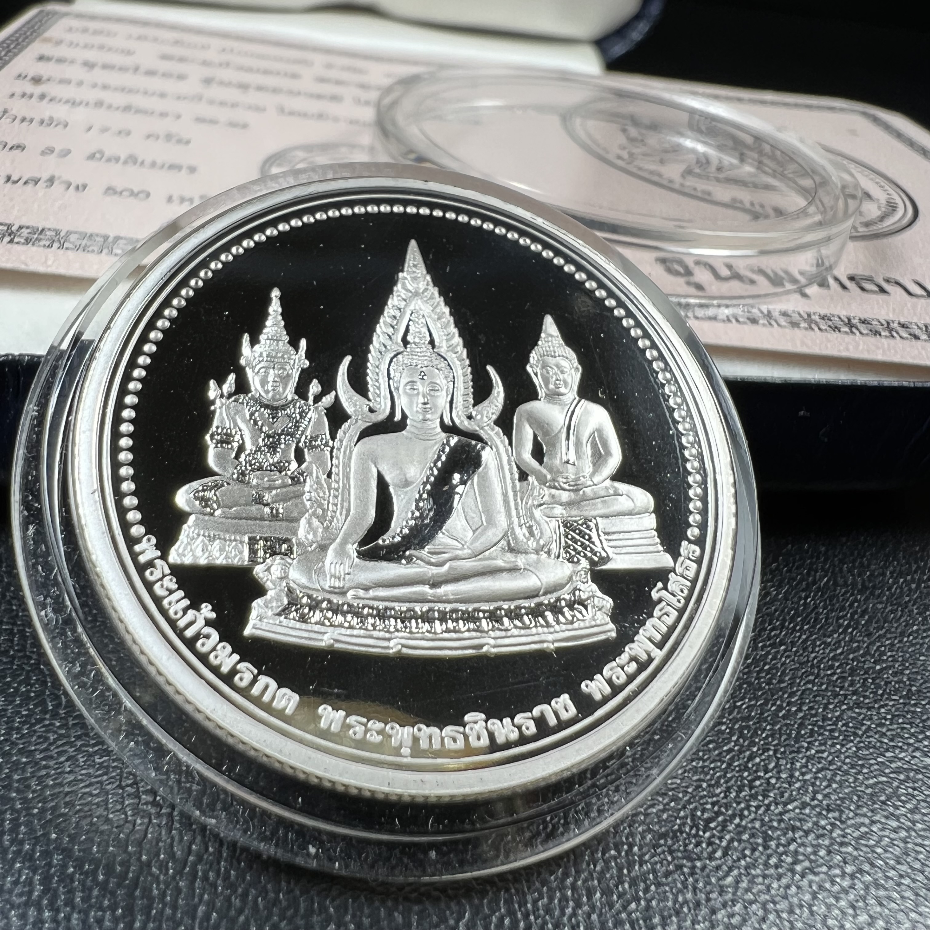 เหรียญพระแก้วมรกต พระพุทธชินราช พระพุทธโสธร รุ่นพุทธบารมี ปี 2540 เนื้อเงินขัดเงา 99.9% พร้อมกล่องและใบรับรองเดิม พิธีพุทธาภิเษก 2 พิธี มหามงคล (พระพุทธคู่บ้านคู่เมือง รูปแบบเหรียญสวยงดงามมาก พิธีใหญ่ เป็นที่นิยม)สร้างน้อยหายาก 1 ใน 500 เหรียญ