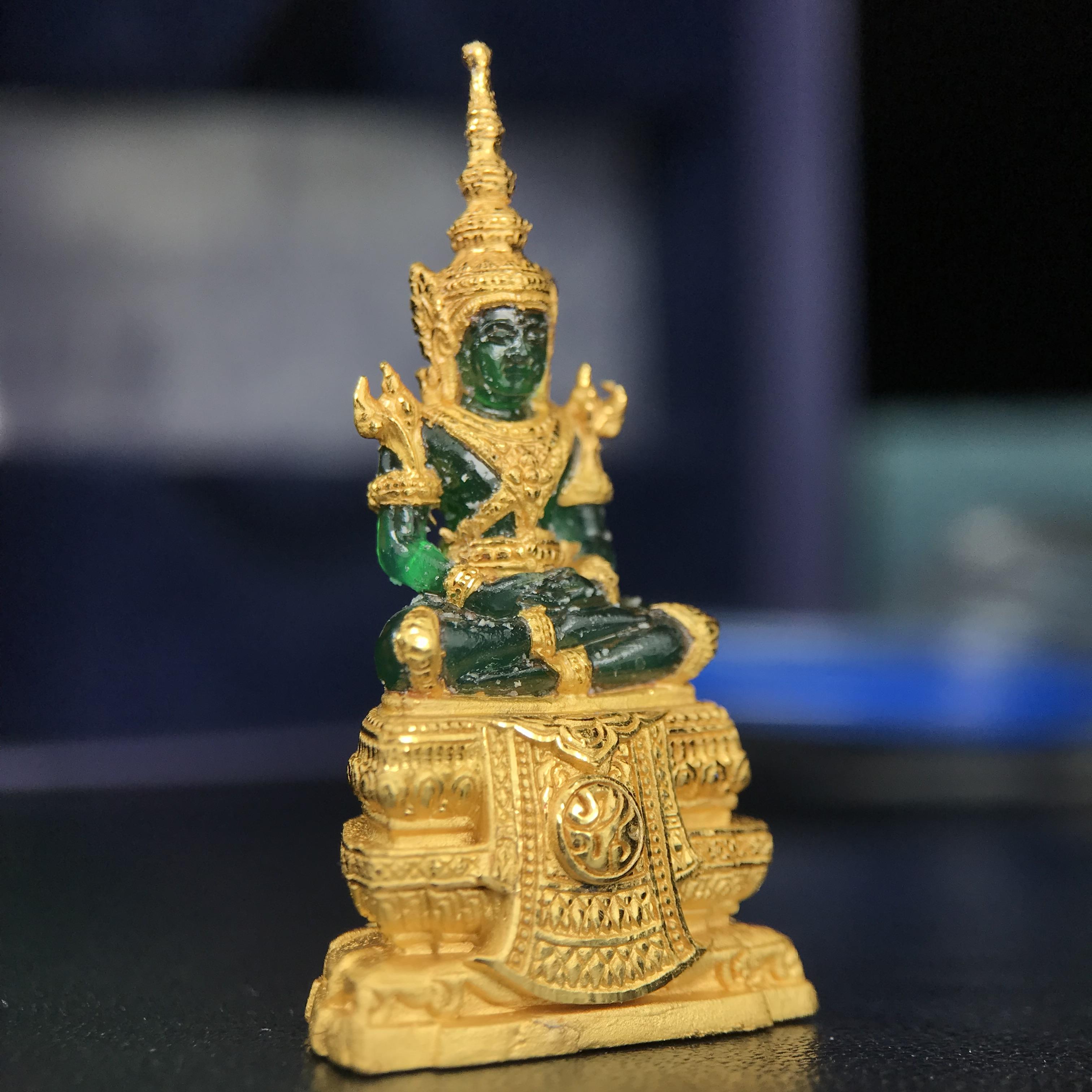 พระแก้วมรกต ภปร. จัดสร้างโดย รพ.ภูมิพลฯ ปี2547 ลอยองค์ขนาดหน้าตัก 1/2 นิ้ว เนื้อเรซิ่นหุ้มทองคำ99.99 งดงามทรงคุณค่าอีกหนึ่งรุ่นยอดนิยม หายาก