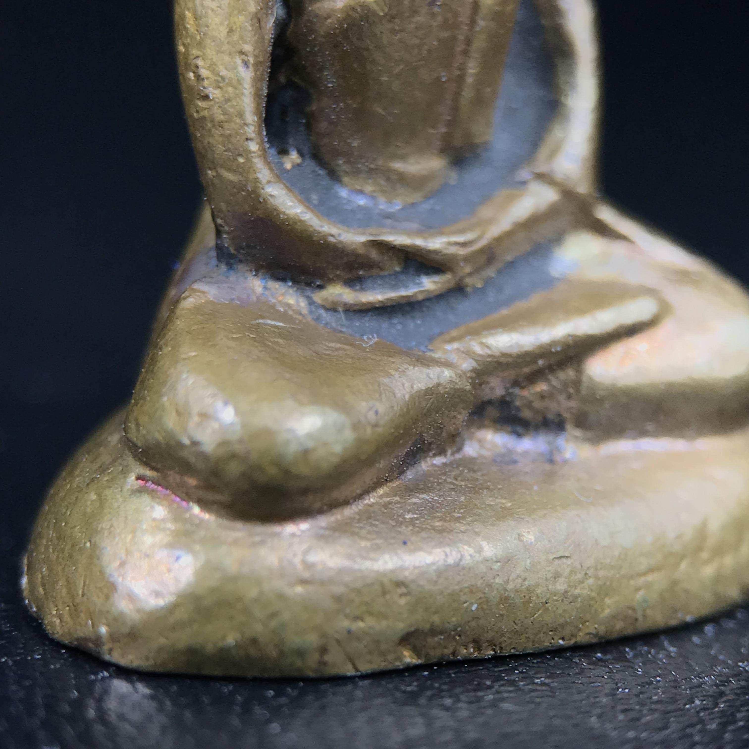 พระกริ่งฝีพระหัตถ์สมเด็จย่า ขนาดห้อยบูชาขนาดเล็ก จัดสร้างขึ้นเนื่องในวาระครบ 6 รอบ เมื่อวันที่21 ตุลาคม พ.ศ.2515(ในหลวงรัชกาลที่ 9 เสด็จพระราชดำเนินทรงเททอง)ปลุกเสกยิ่งใหญ่ เกจิ 108 รูป ร่วมปลุกเสก คัดสภาพสวยแบบนี้พบเจอน้อยมาก หมายเลขต้นๆหลักร้อย หายากมาก