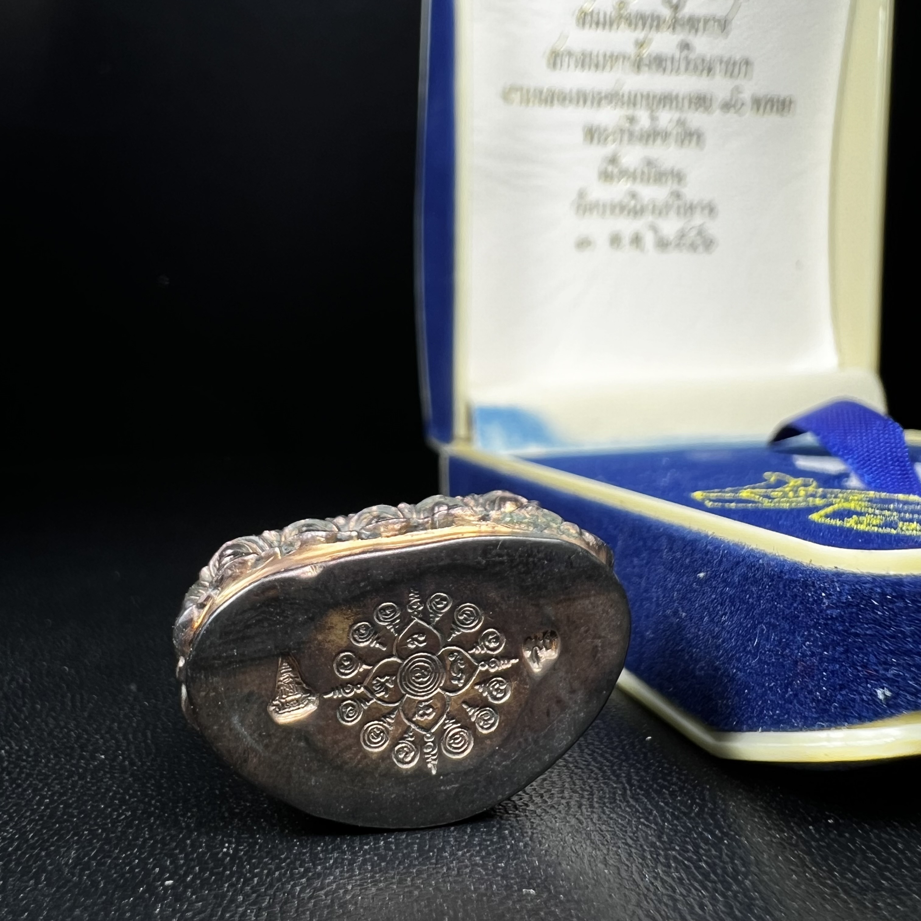 พระกริ่งคชวัตร รุ่นแรก วัดบวรนิเวศวิหาร ปี 2546 เนื้อนวโลหะเต็มสูตรแก่ทองคำ ฉลองพระชนมายุ 90พรรษา สมเด็จพระสังฆราชเจ้า กรมหลวงวชิรญาณสังวร (เจริญ สุวฑฺฒโน) พุทธศิลป์ที่เป็นเอกลักษณ์ ทุกองค์บรรจุเส้นพระเกศาของสมเด็จพระญาณสังวร ยอดนิยม หายาก 1 ใน 3999 องค์