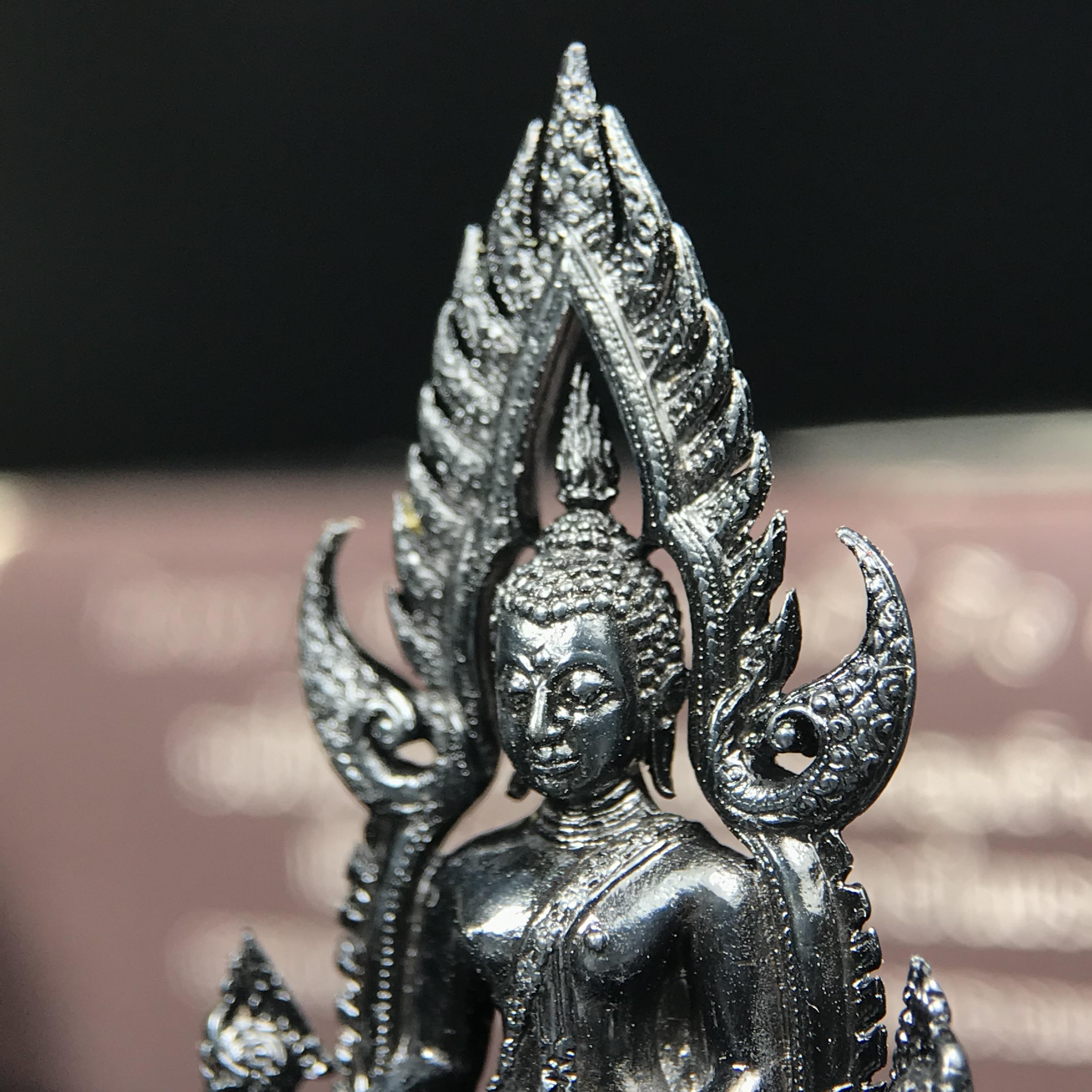 พระพุทธชินราช ภปร. โครงการ "เพราะแผ่นดินนี้ คือ แผ่นดินเกิด" ปี2548(รุ่นแรก) ลอยองค์ หน้าตัก 1/2 นิ้ว(ขนาด 3.5 x 2.5 ซม.) เนื้อเงินรมดำ(พุทธศิลป์จำลองเมื่อครั้งลอกทอง ครั้งที่3 เมื่อปี2547 ร้อยปีจะมีสักครั้ง "พระพุทธชินราชองค์ดำ")